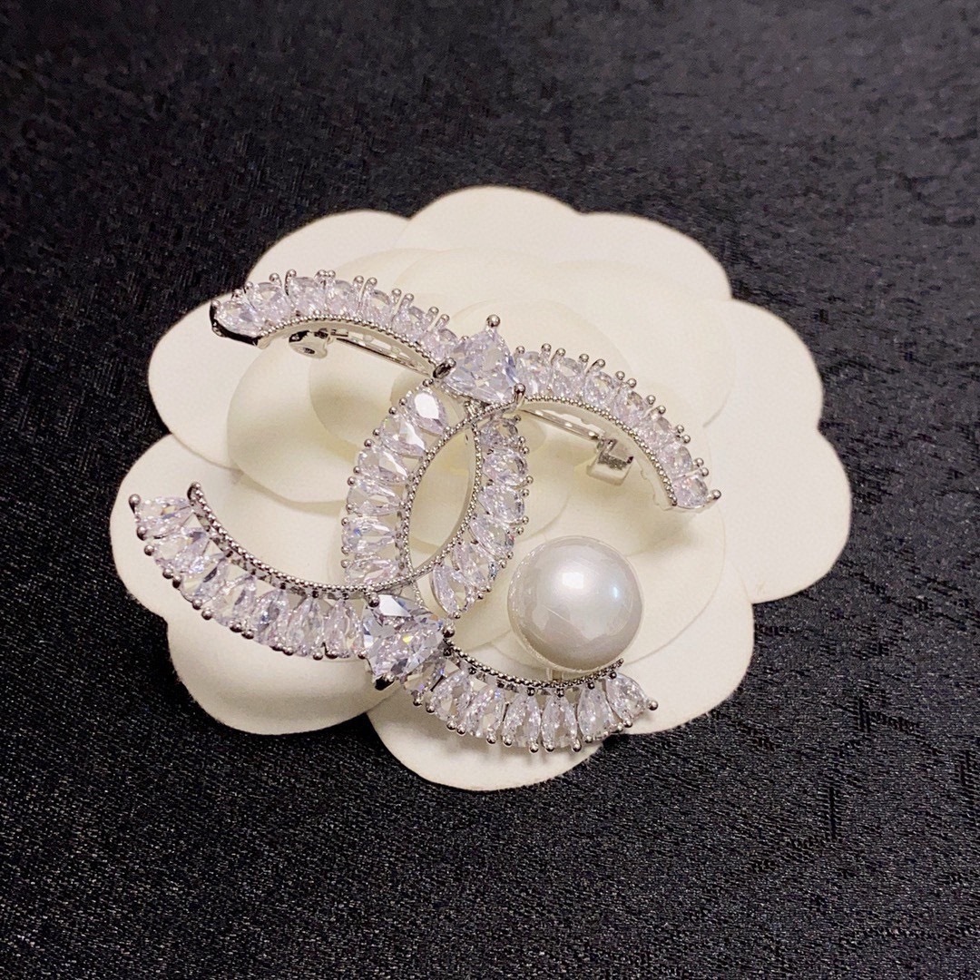 Elegant Crystal Double C Brooch Pin with Pearl for Women's Suits
