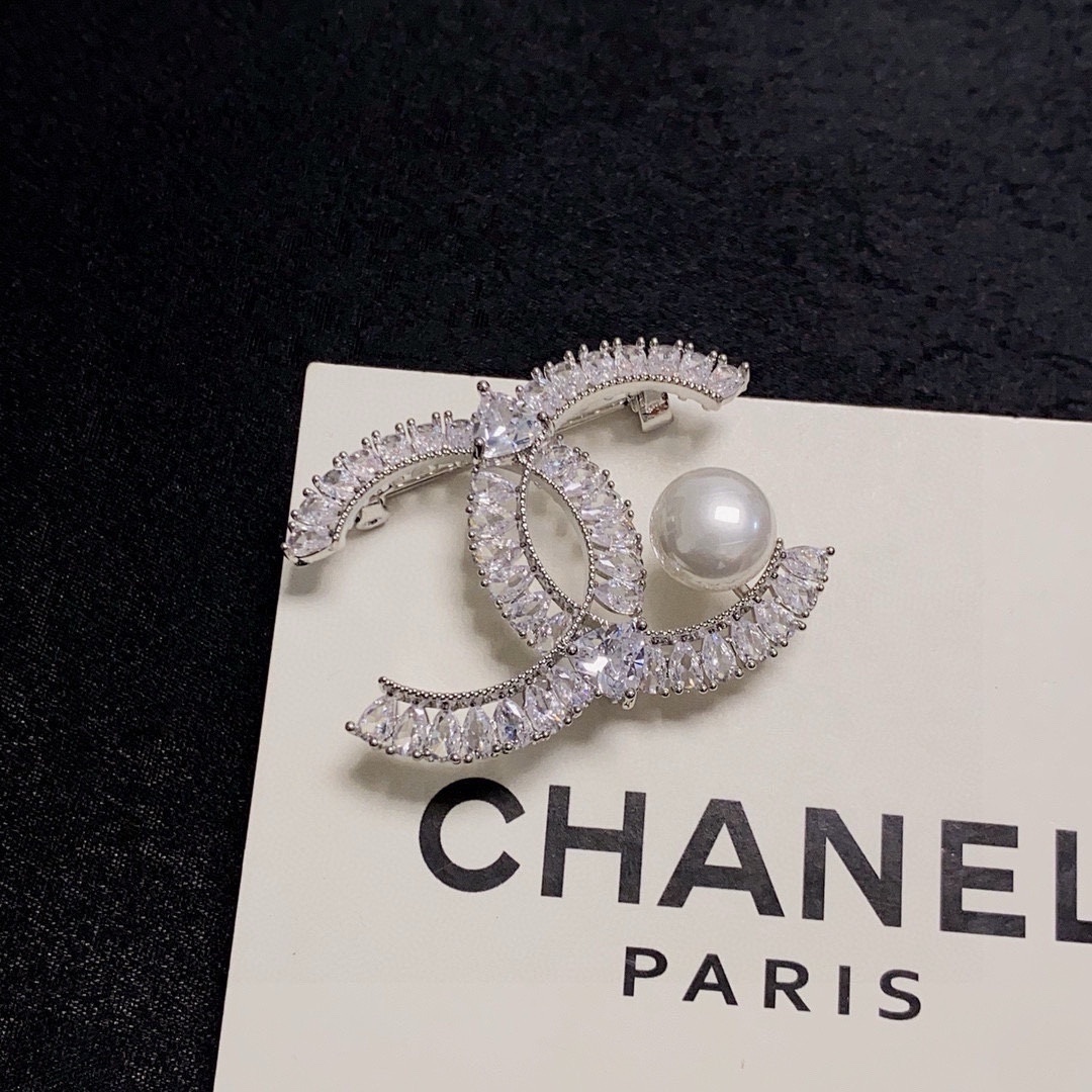 Elegant Crystal Double C Brooch Pin with Pearl for Women's Suits