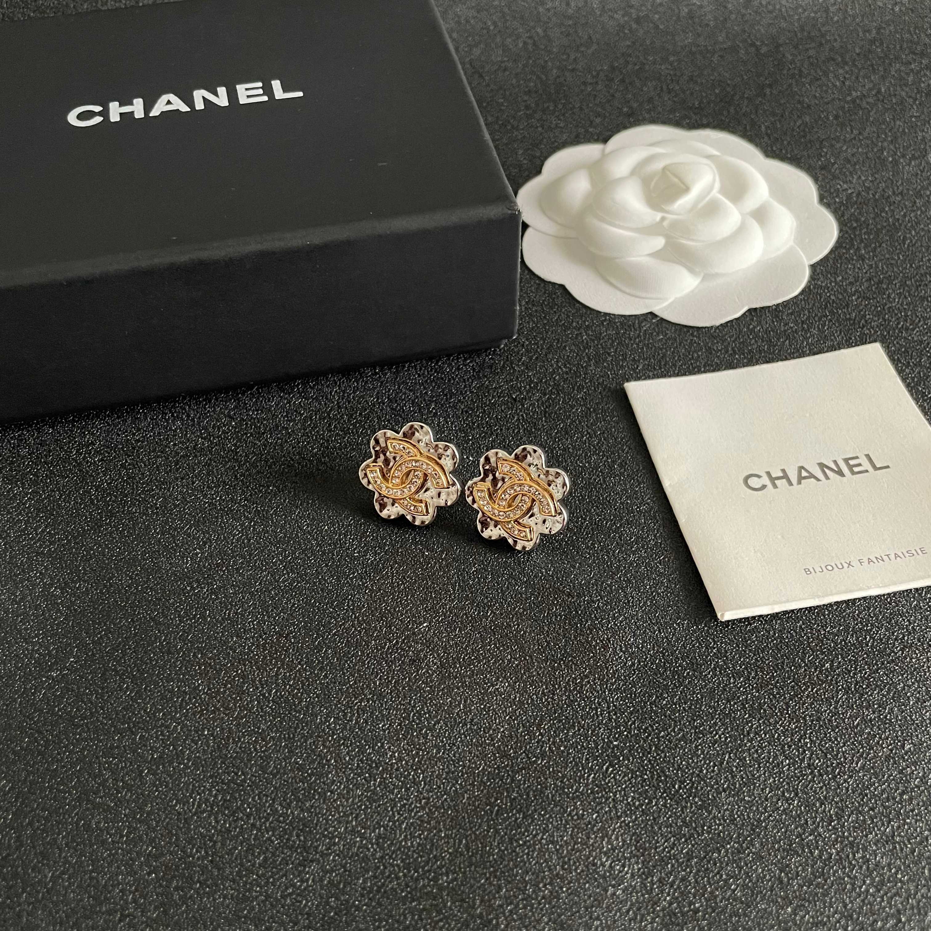 Luxury Flower CC Logo Stud Earrings with Sparkling Crystals