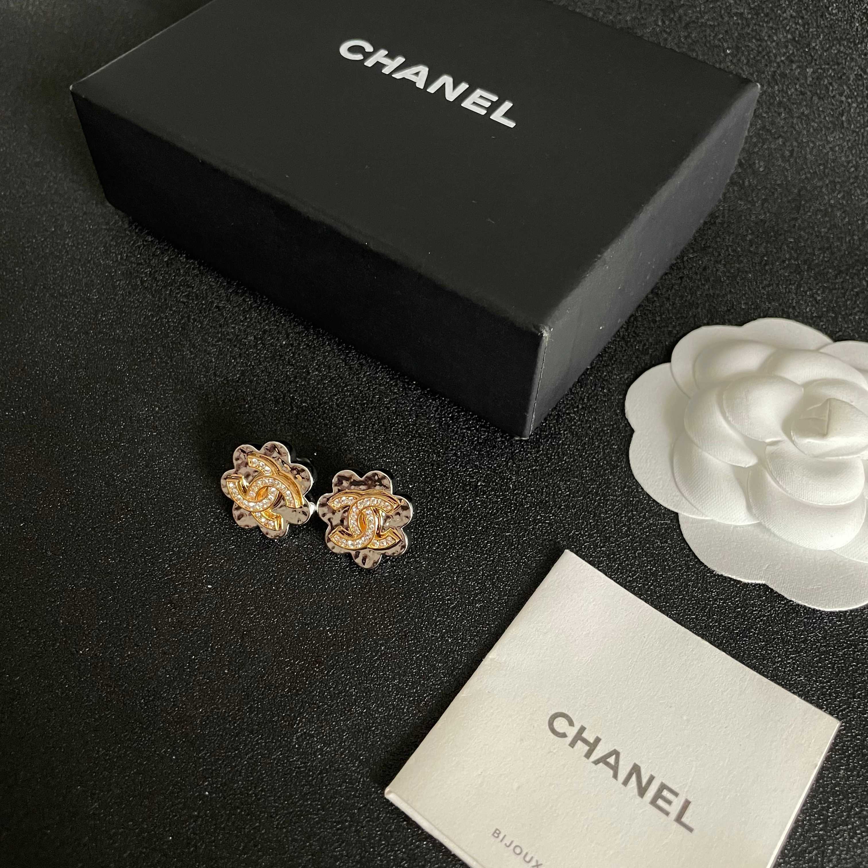 Luxury Flower CC Logo Stud Earrings with Sparkling Crystals