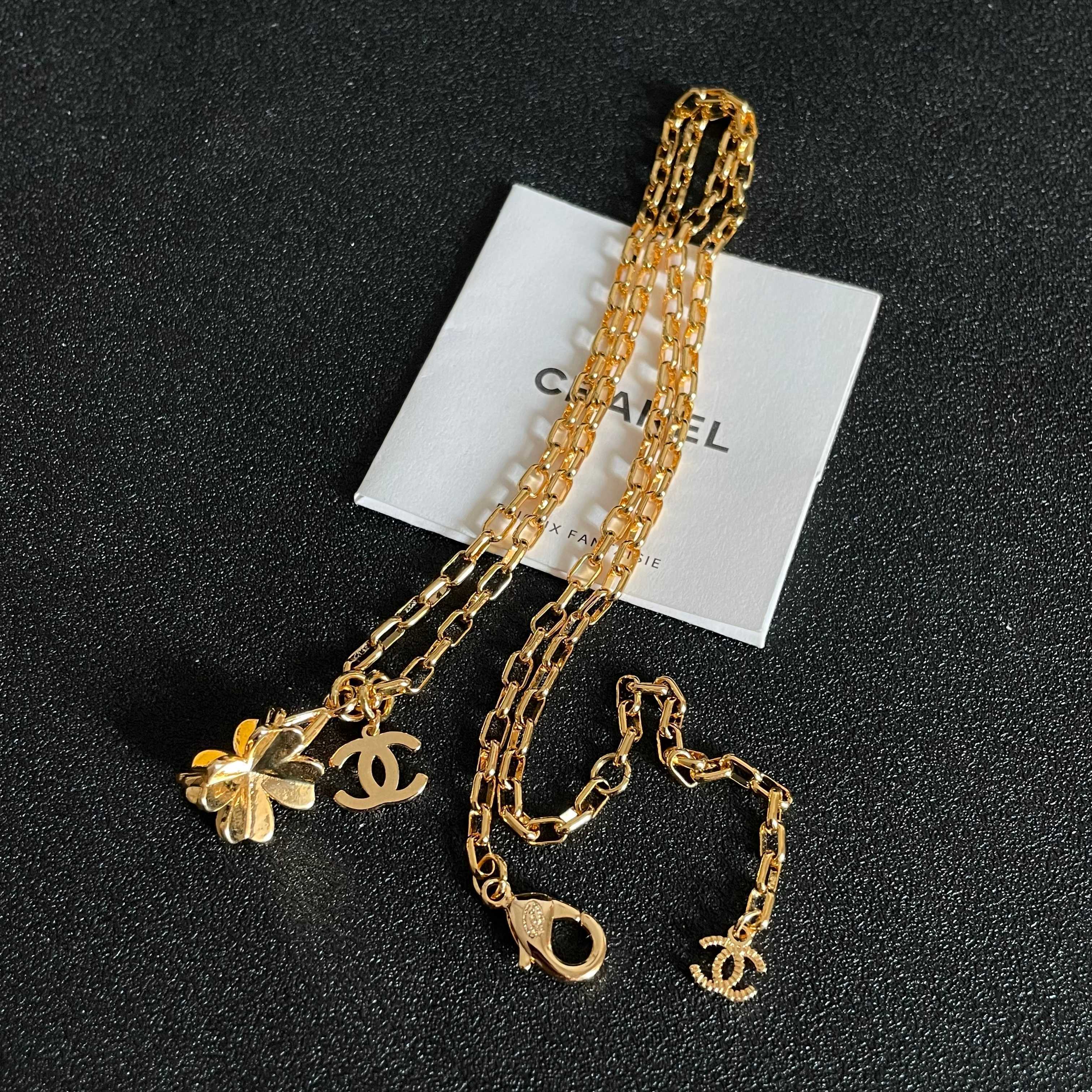 Elegant Gold Clover Pendant Necklace with Designer Charm for Women