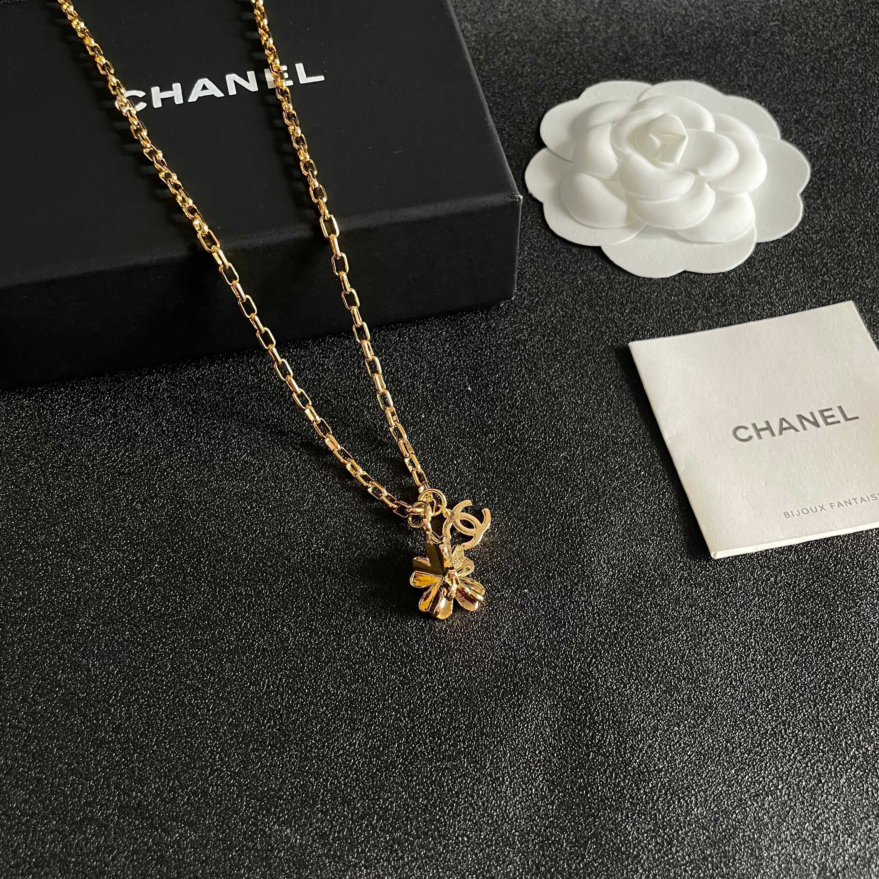 Elegant Gold Clover Pendant Necklace with Designer Charm for Women