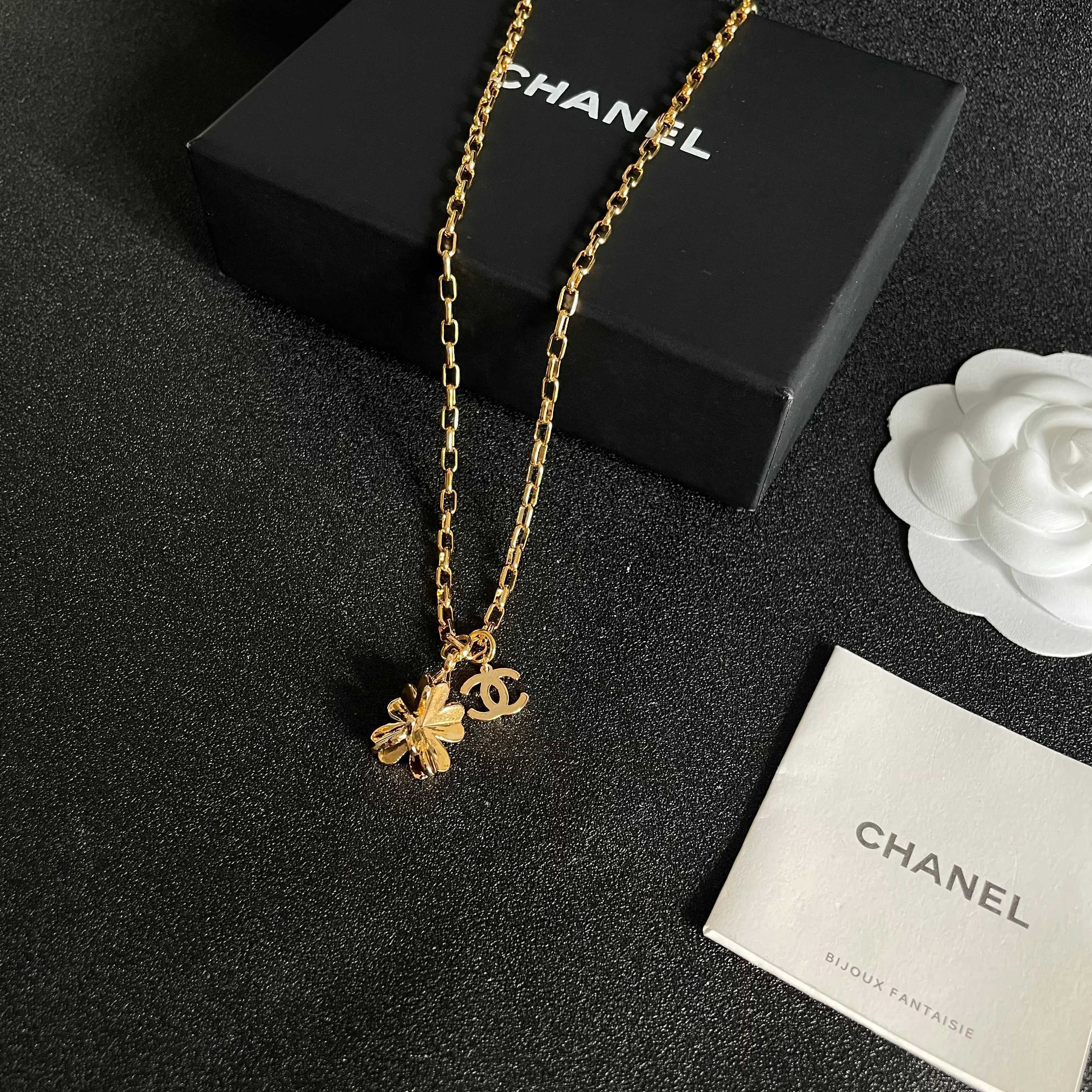 Elegant Gold Clover Pendant Necklace with Designer Charm for Women