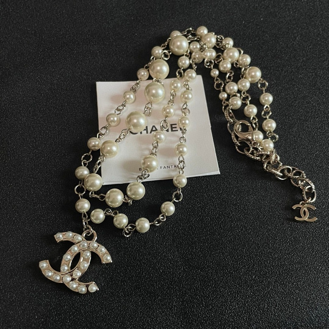 Elegant Double Layer Pearl Necklace with CC Logo Pendant