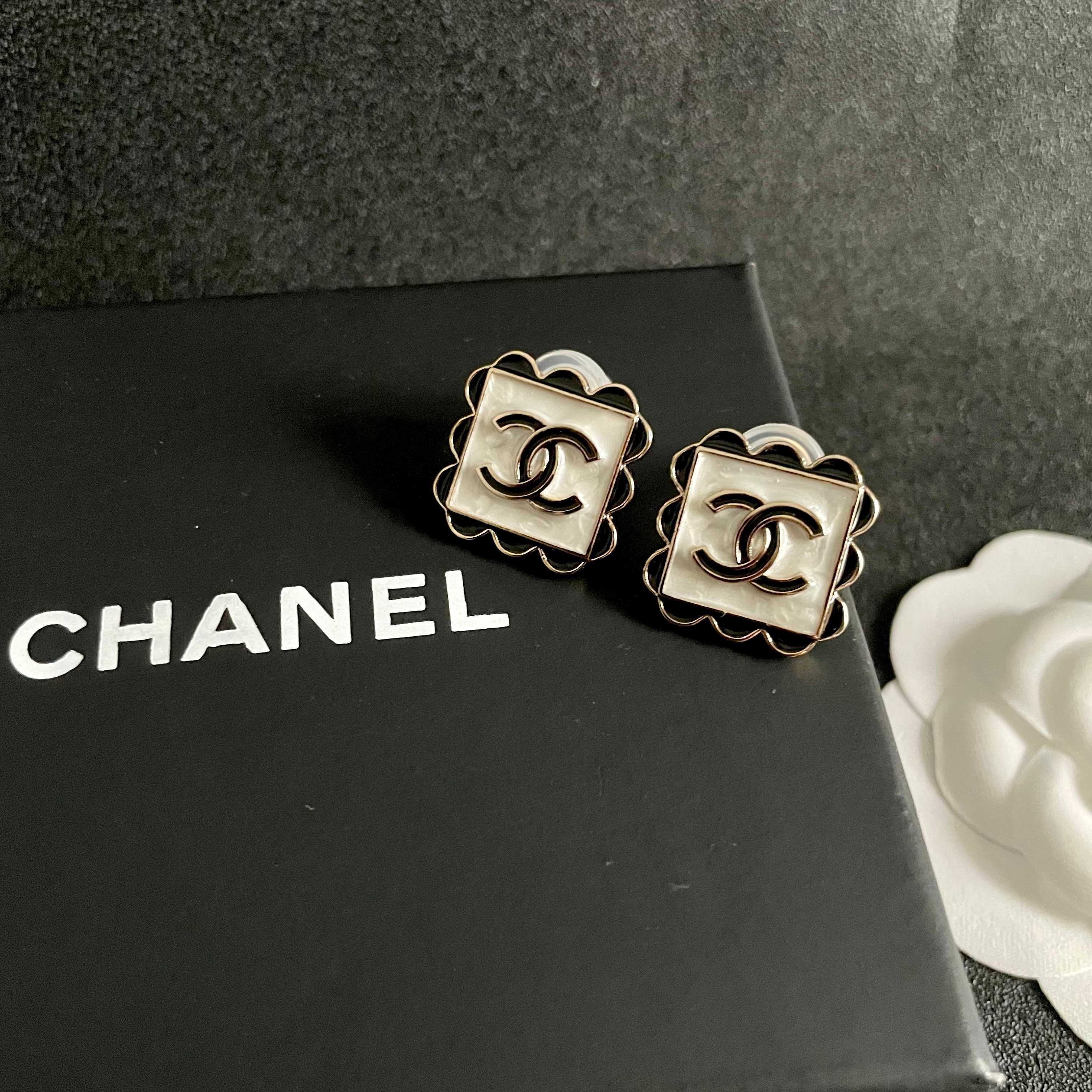 Luxury CC Logo Scalloped Stud Earrings - Elegant Square & Round Design