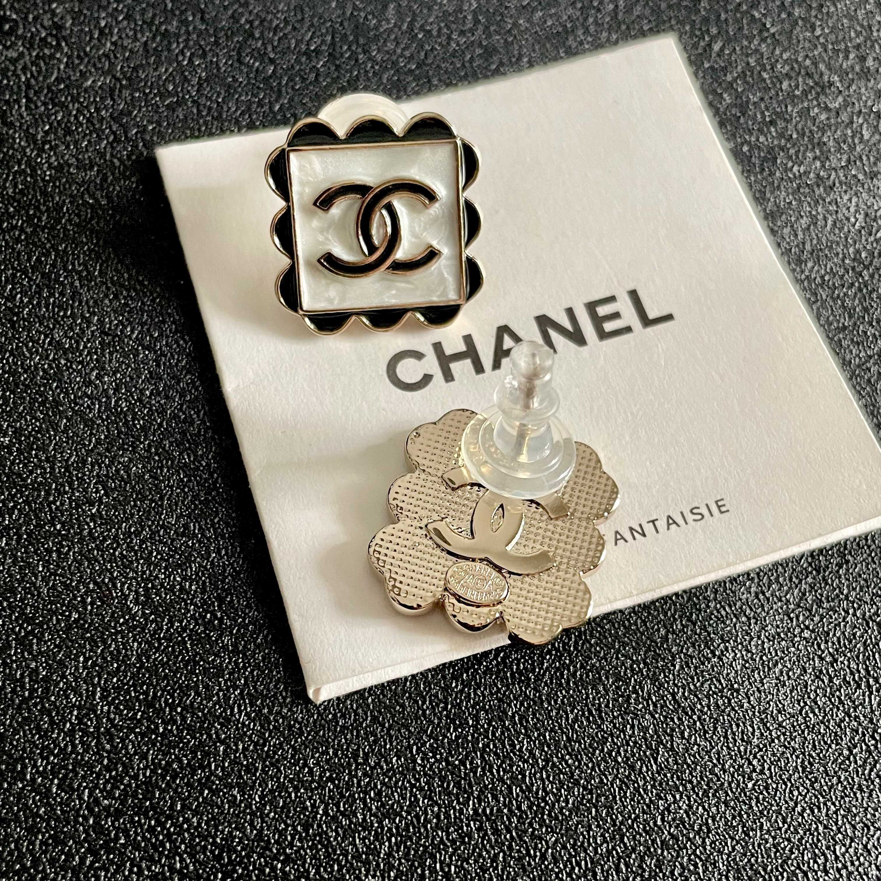 Luxury CC Logo Scalloped Stud Earrings - Elegant Square & Round Design