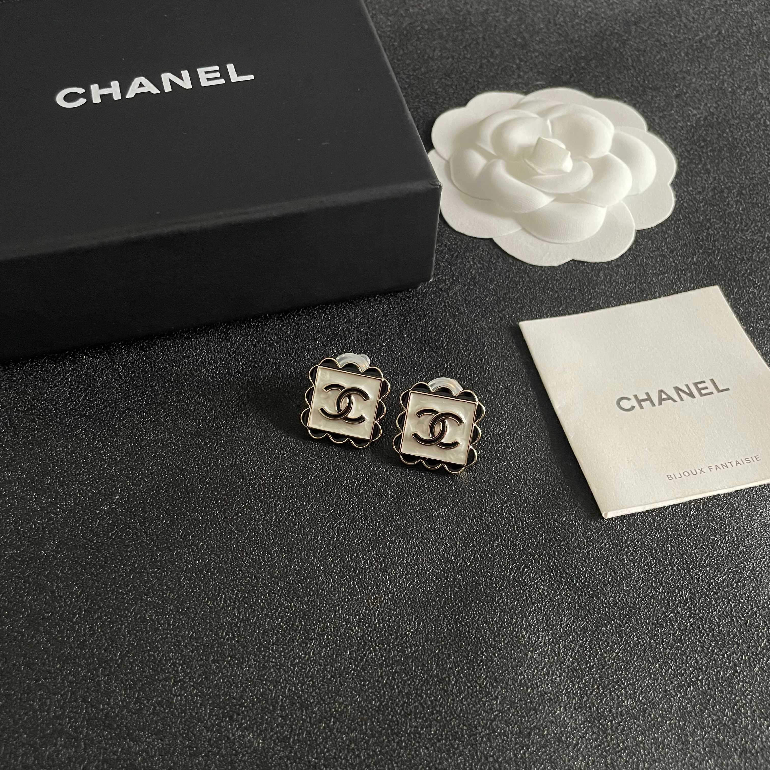 Luxury CC Logo Scalloped Stud Earrings - Elegant Square & Round Design