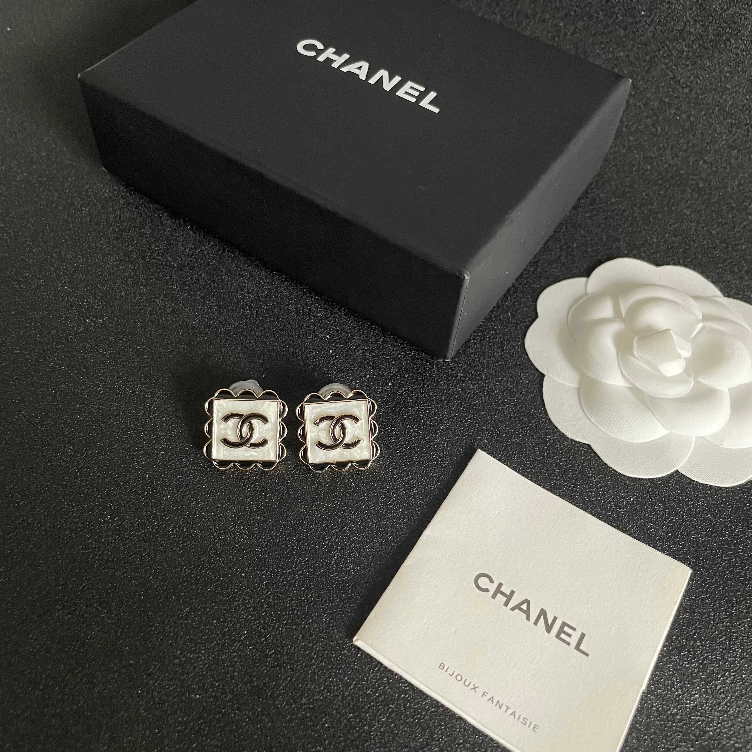 Luxury CC Logo Scalloped Stud Earrings - Elegant Square & Round Design