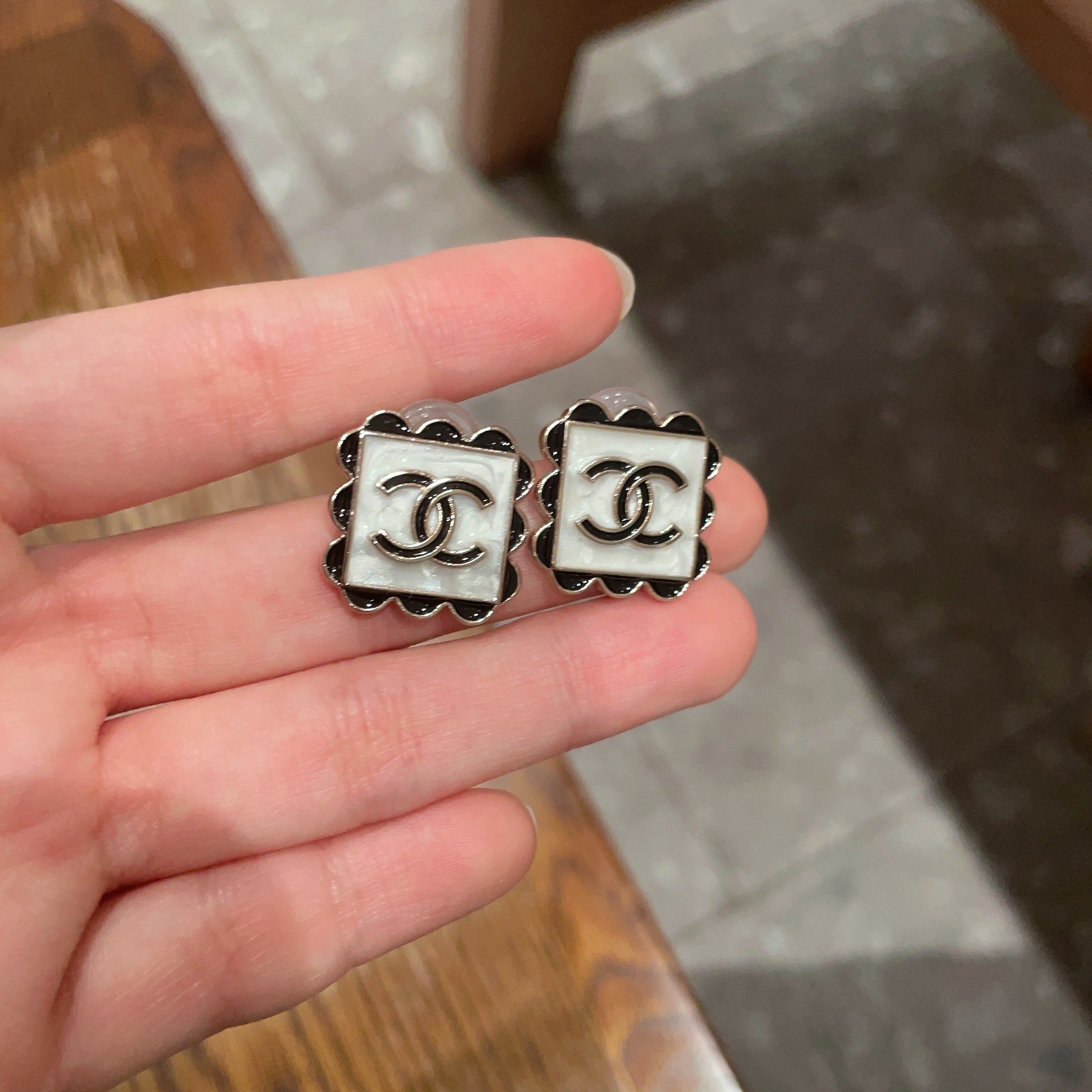 Luxury CC Logo Scalloped Stud Earrings - Elegant Square & Round Design