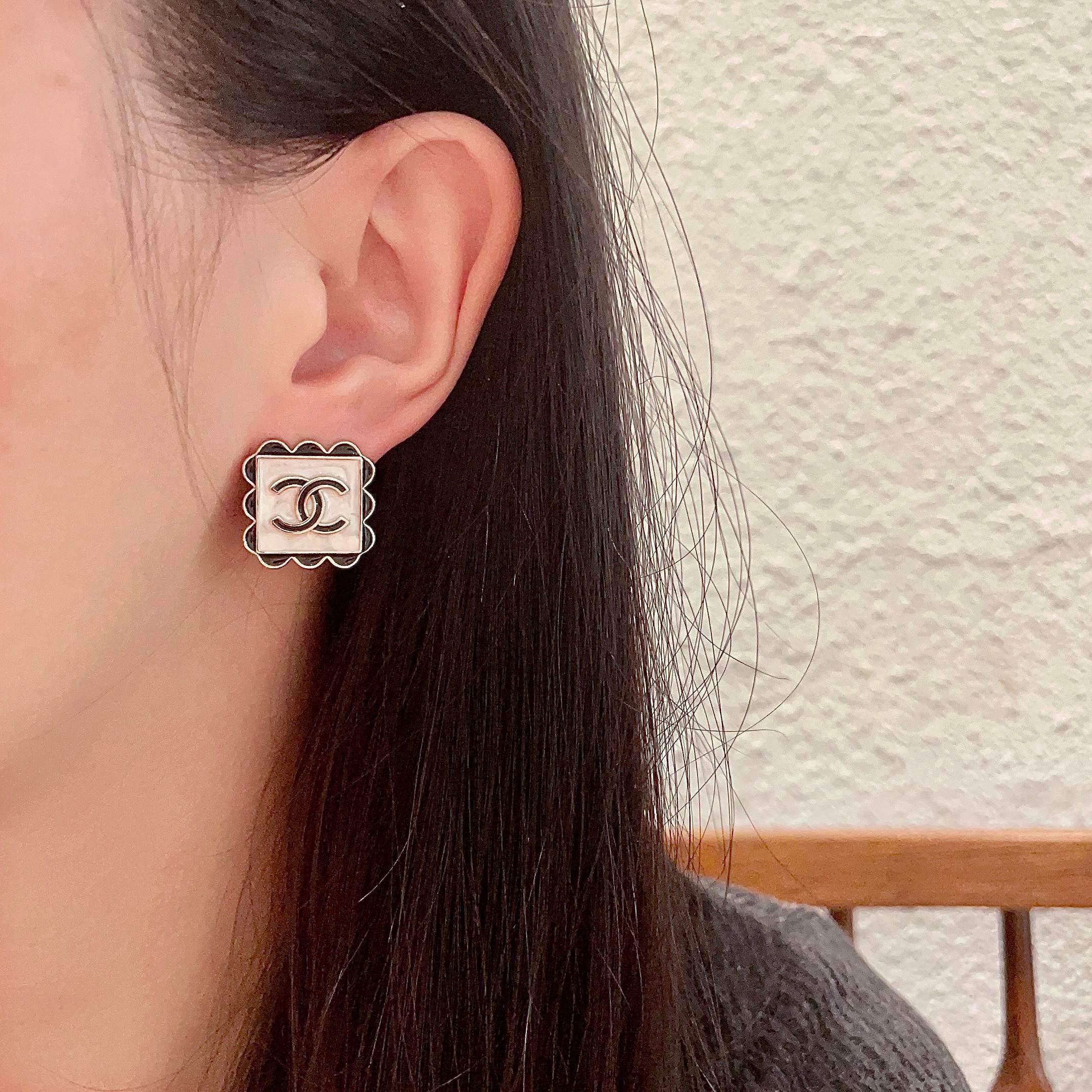 Luxury CC Logo Scalloped Stud Earrings - Elegant Square & Round Design
