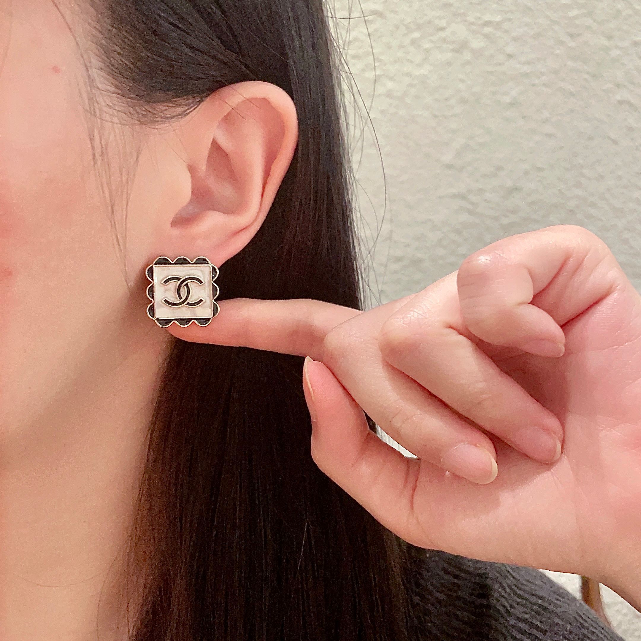 Luxury CC Logo Scalloped Stud Earrings - Elegant Square & Round Design