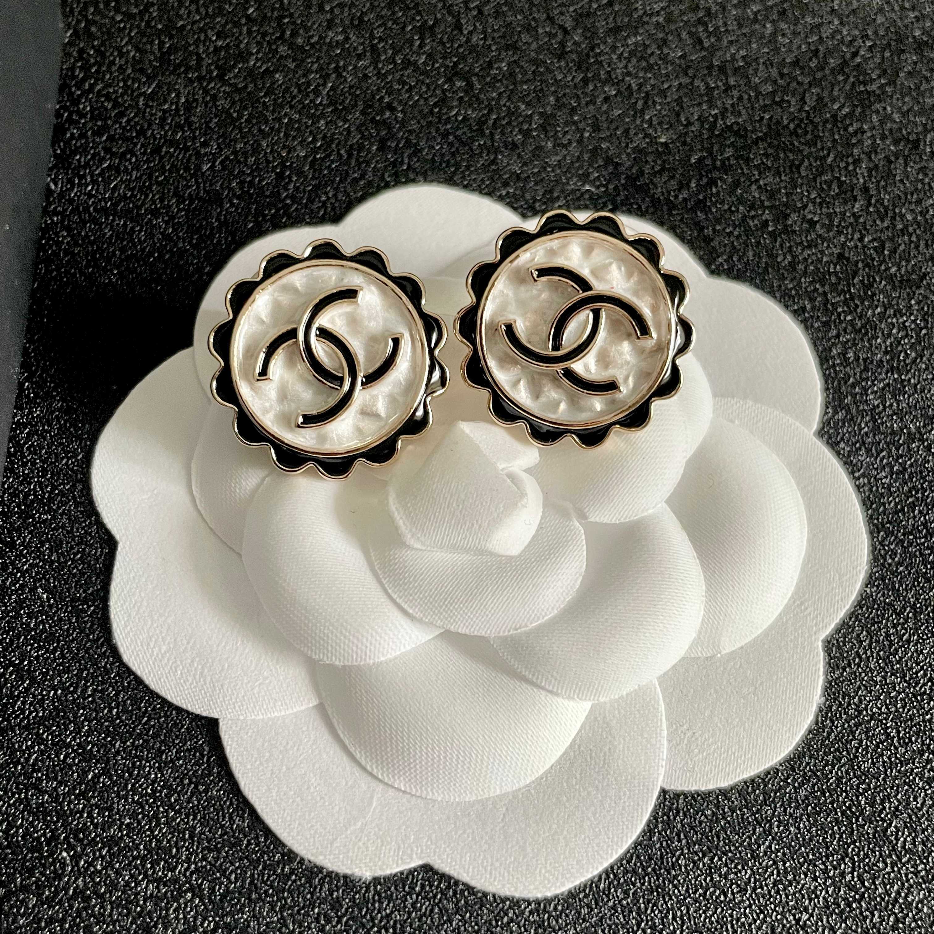 Luxury Vintage CC Logo Scalloped Button Earrings for Women