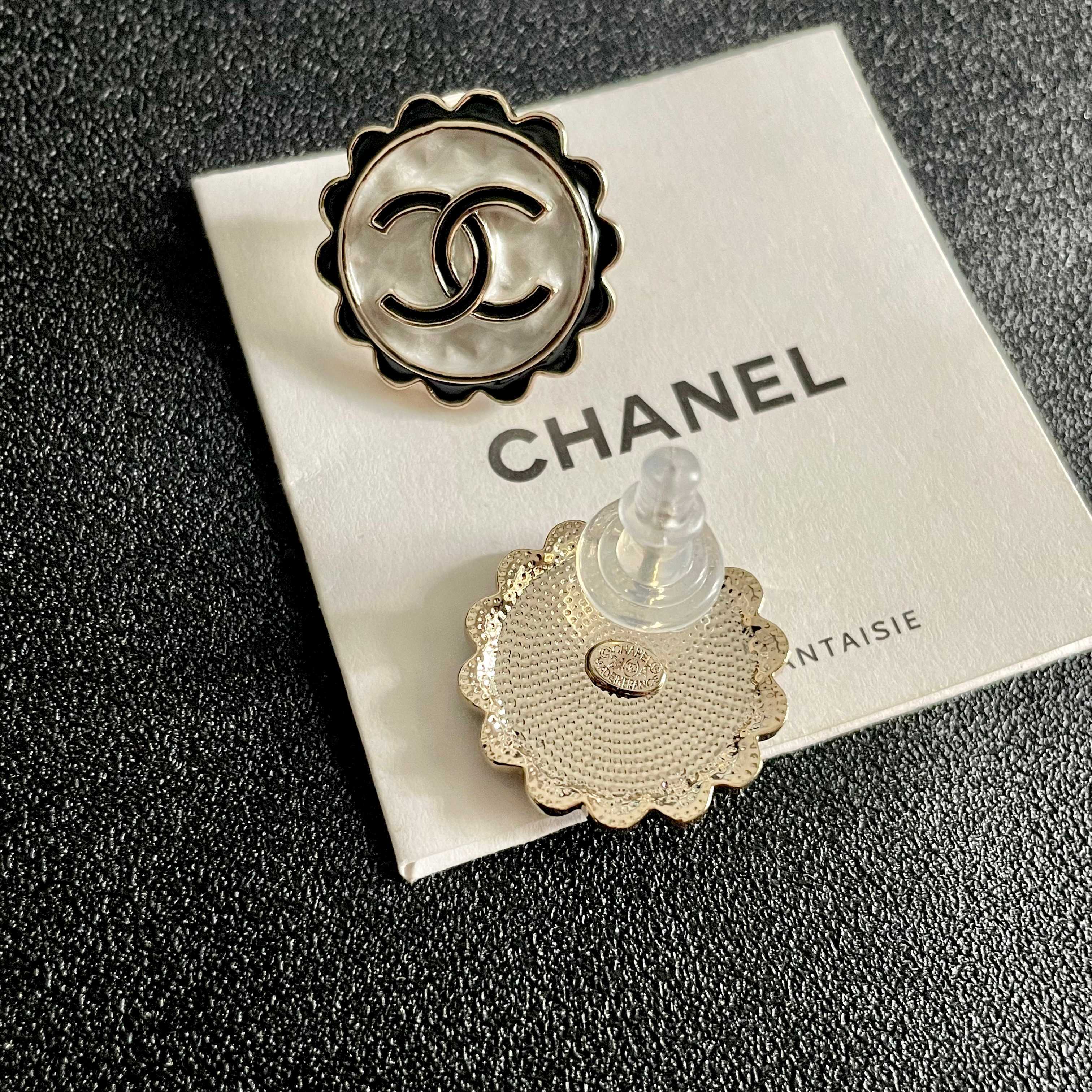Luxury Vintage CC Logo Scalloped Button Earrings for Women