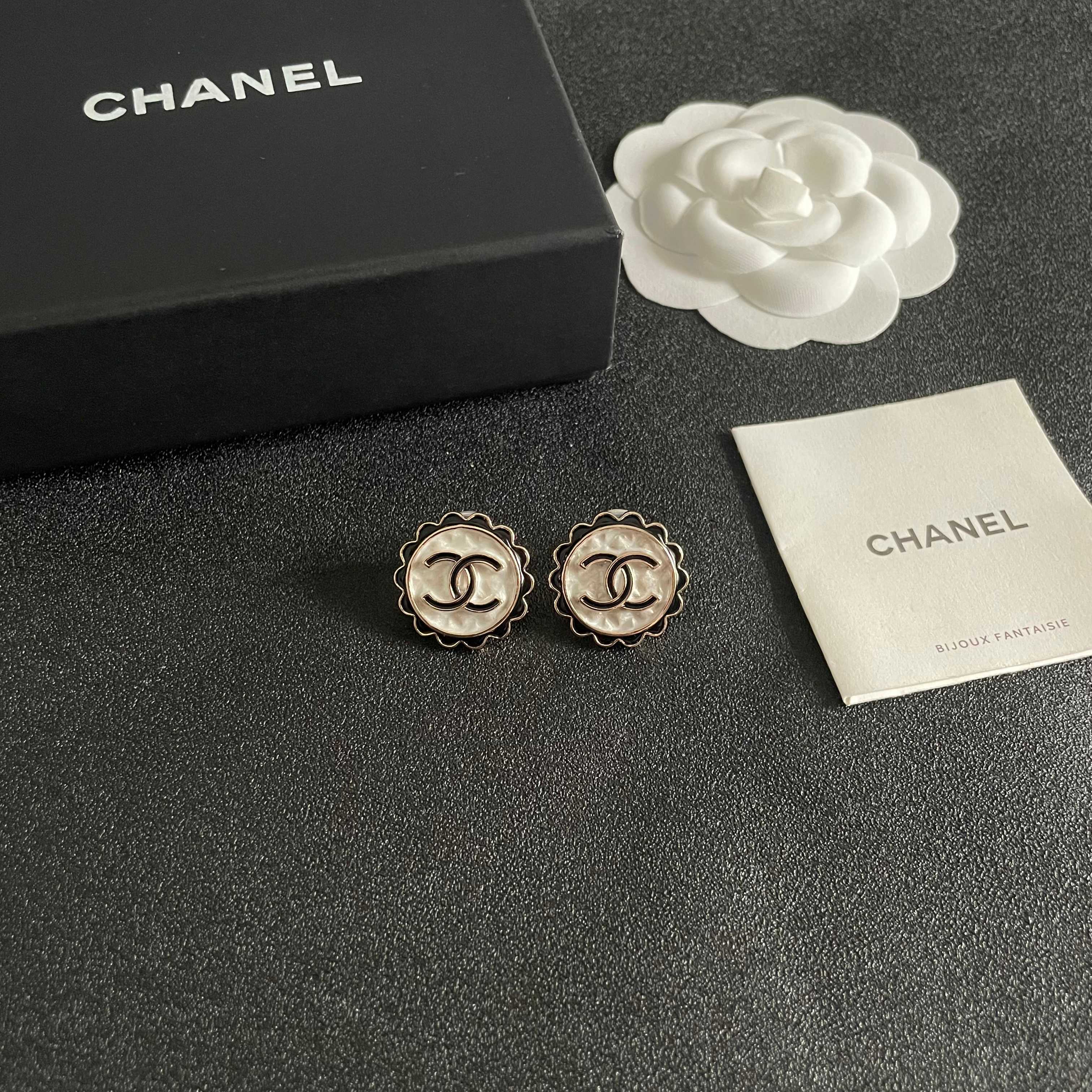 Luxury Vintage CC Logo Scalloped Button Earrings for Women