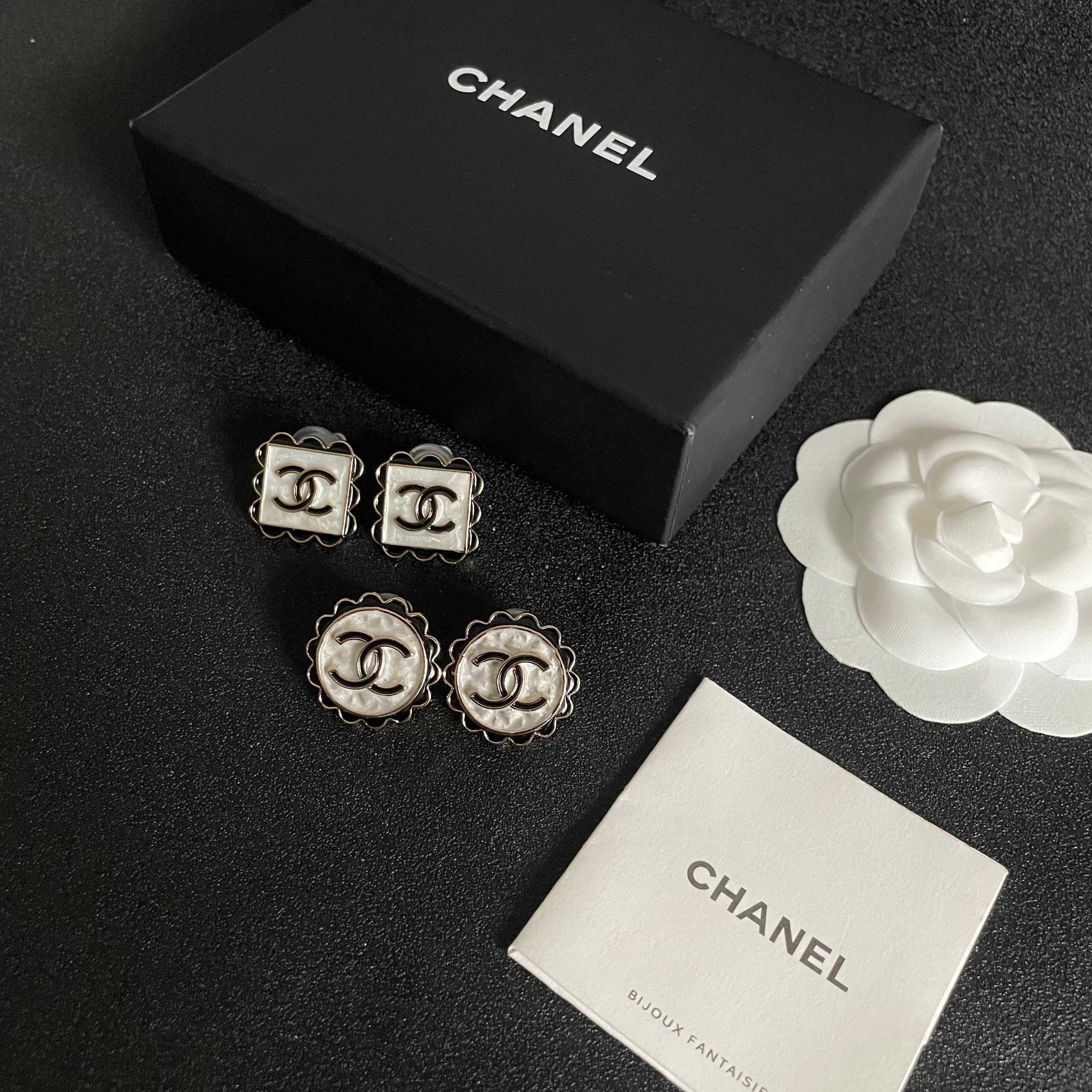 Luxury Vintage CC Logo Scalloped Button Earrings for Women