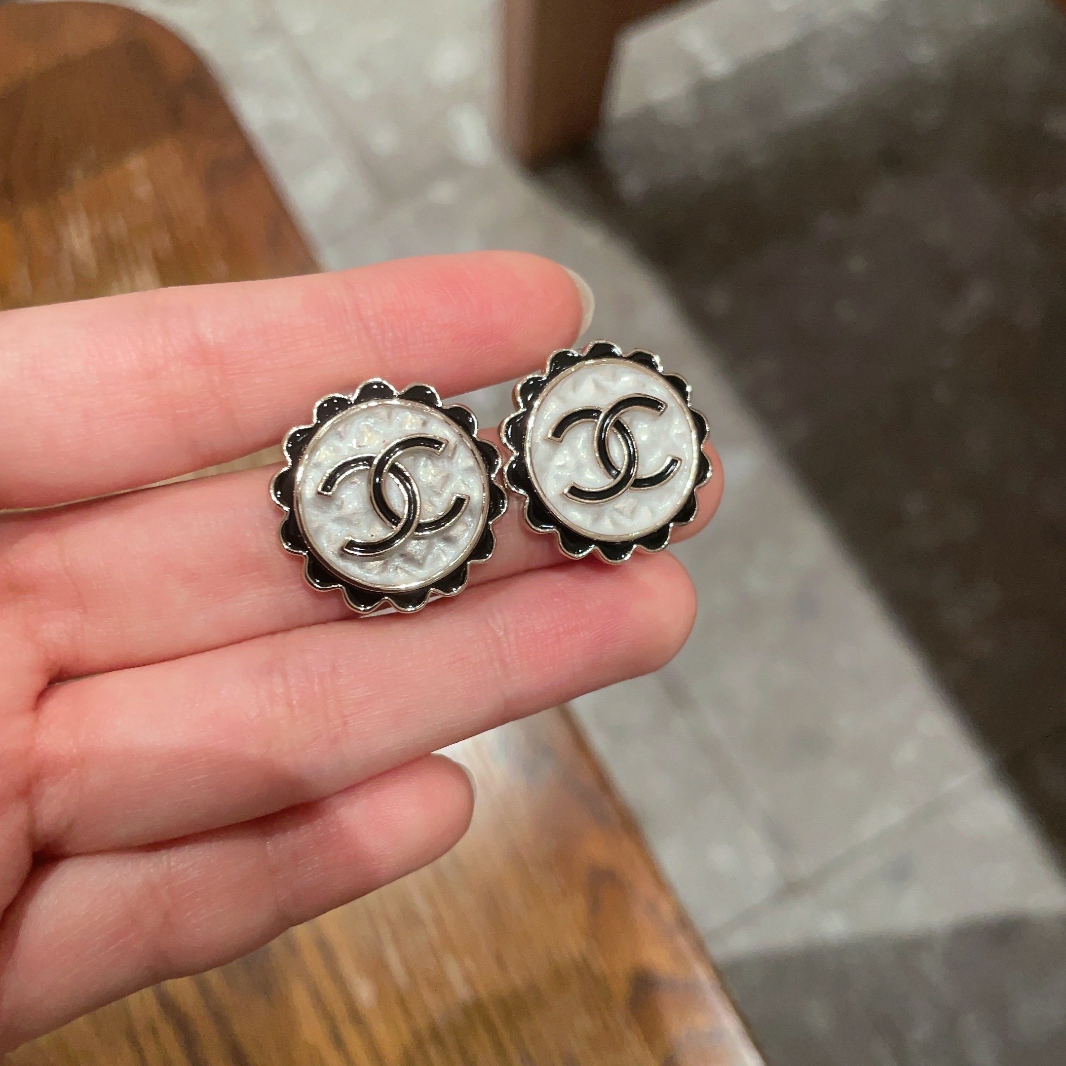 Luxury Vintage CC Logo Scalloped Button Earrings for Women