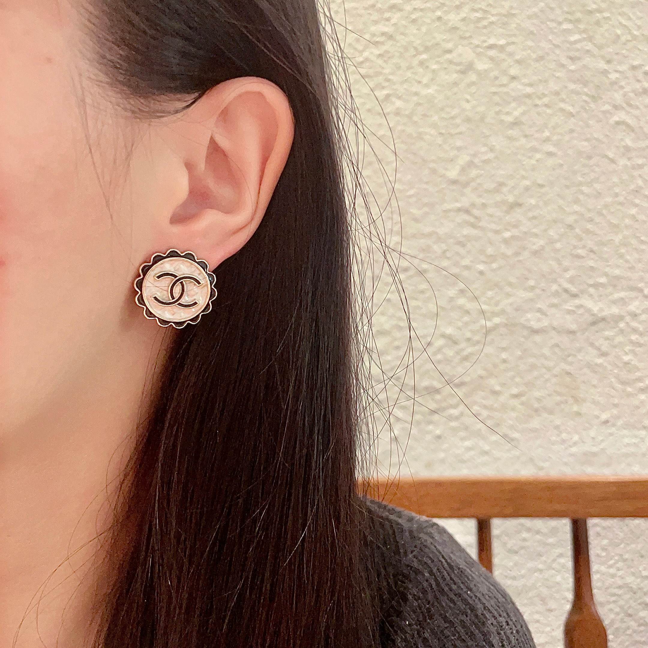 Luxury Vintage CC Logo Scalloped Button Earrings for Women