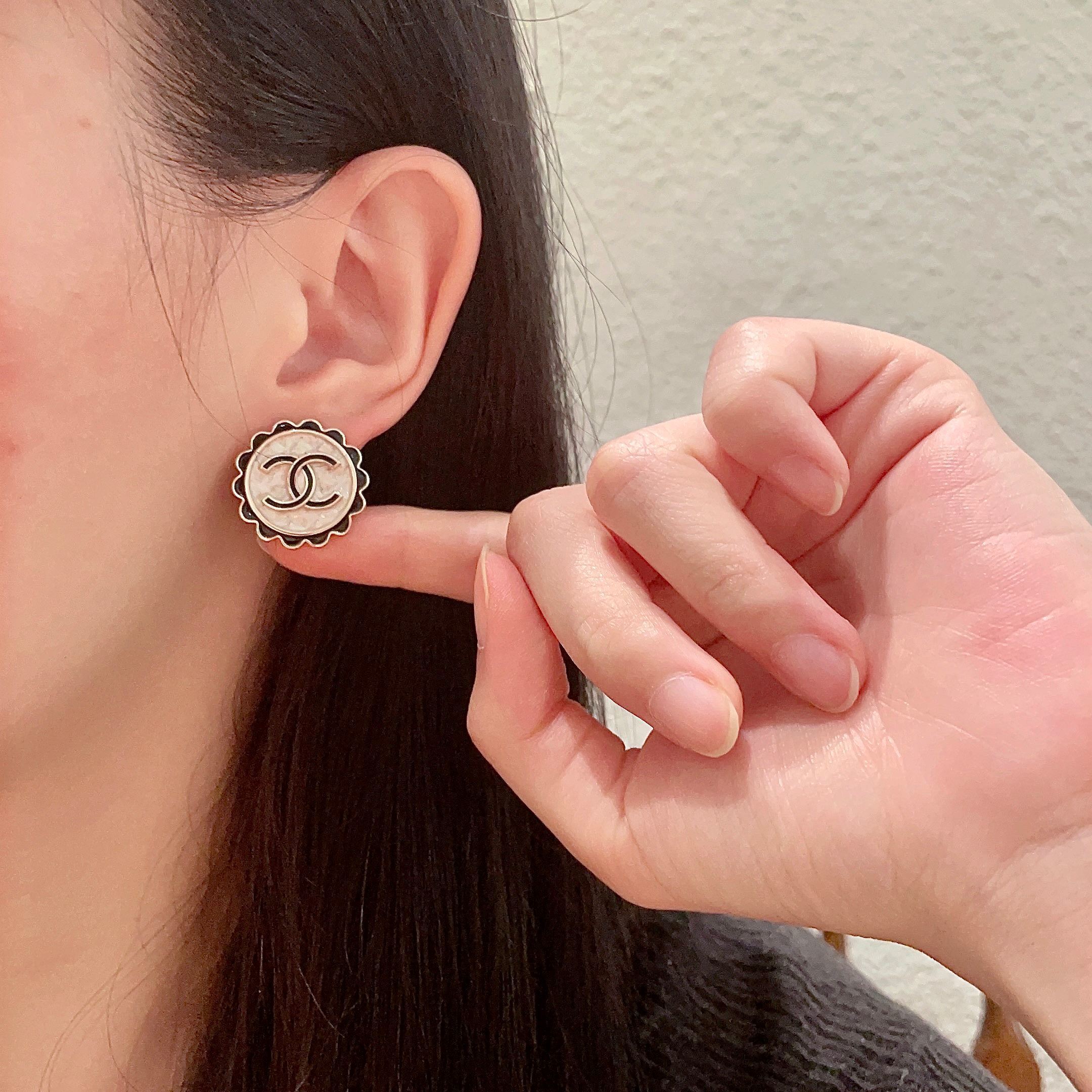 Luxury Vintage CC Logo Scalloped Button Earrings for Women