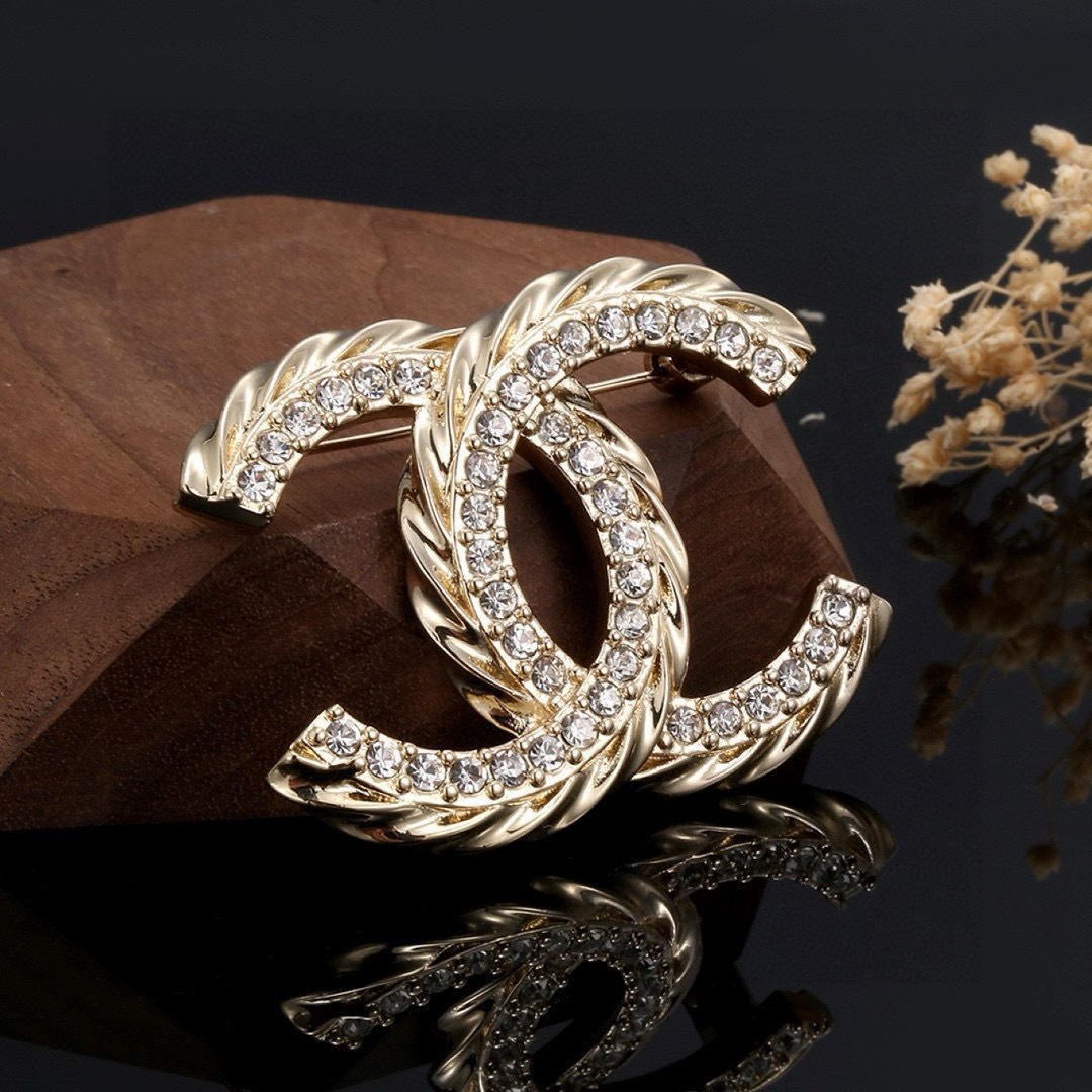 Luxury Gold Twisted CC Brooch with Sparkling Crystals