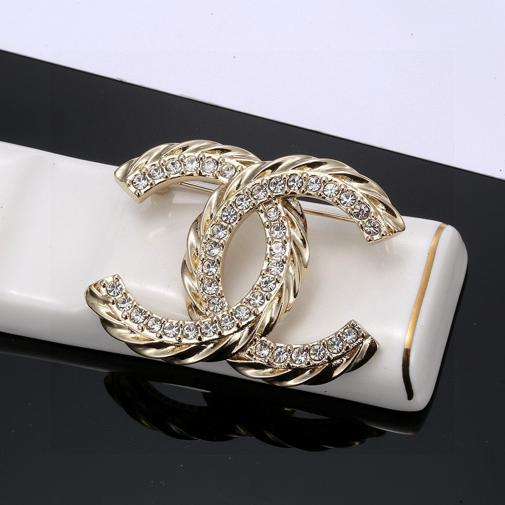 Luxury Gold Twisted CC Brooch with Sparkling Crystals