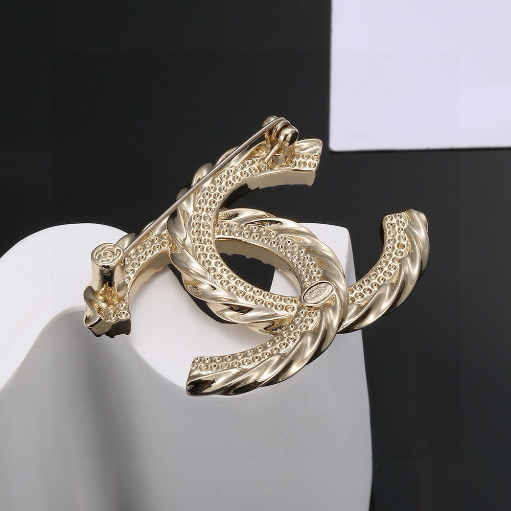 Luxury Gold Twisted CC Brooch with Sparkling Crystals