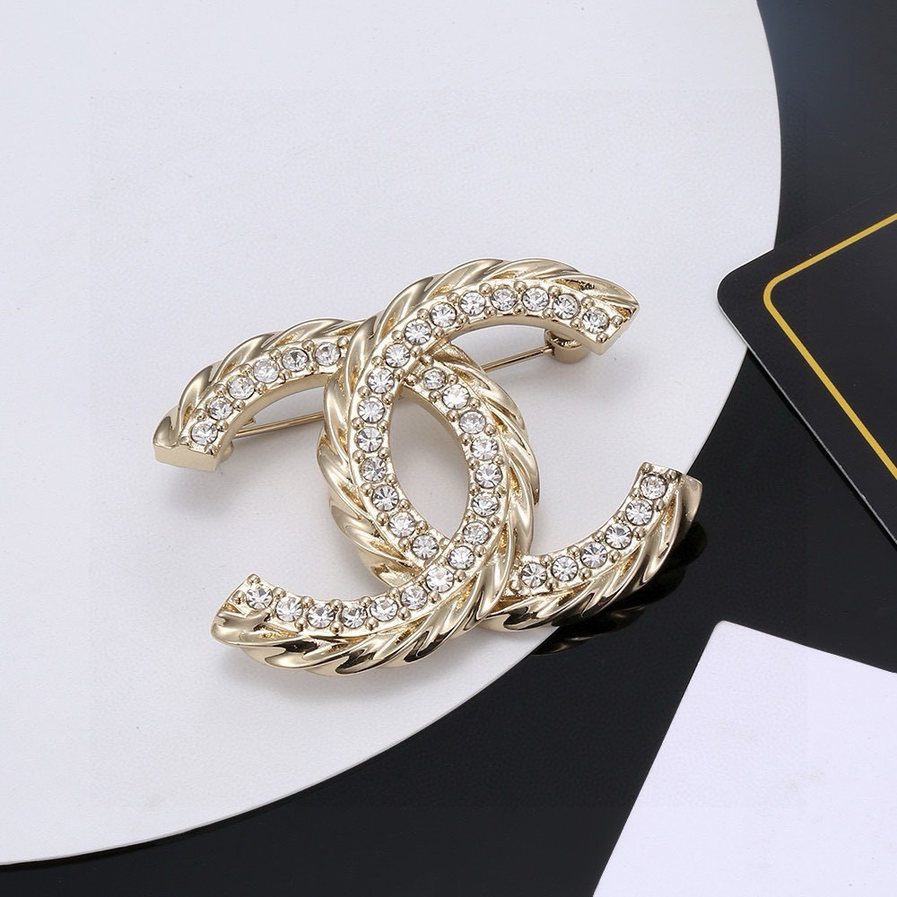 Luxury Gold Twisted CC Brooch with Sparkling Crystals