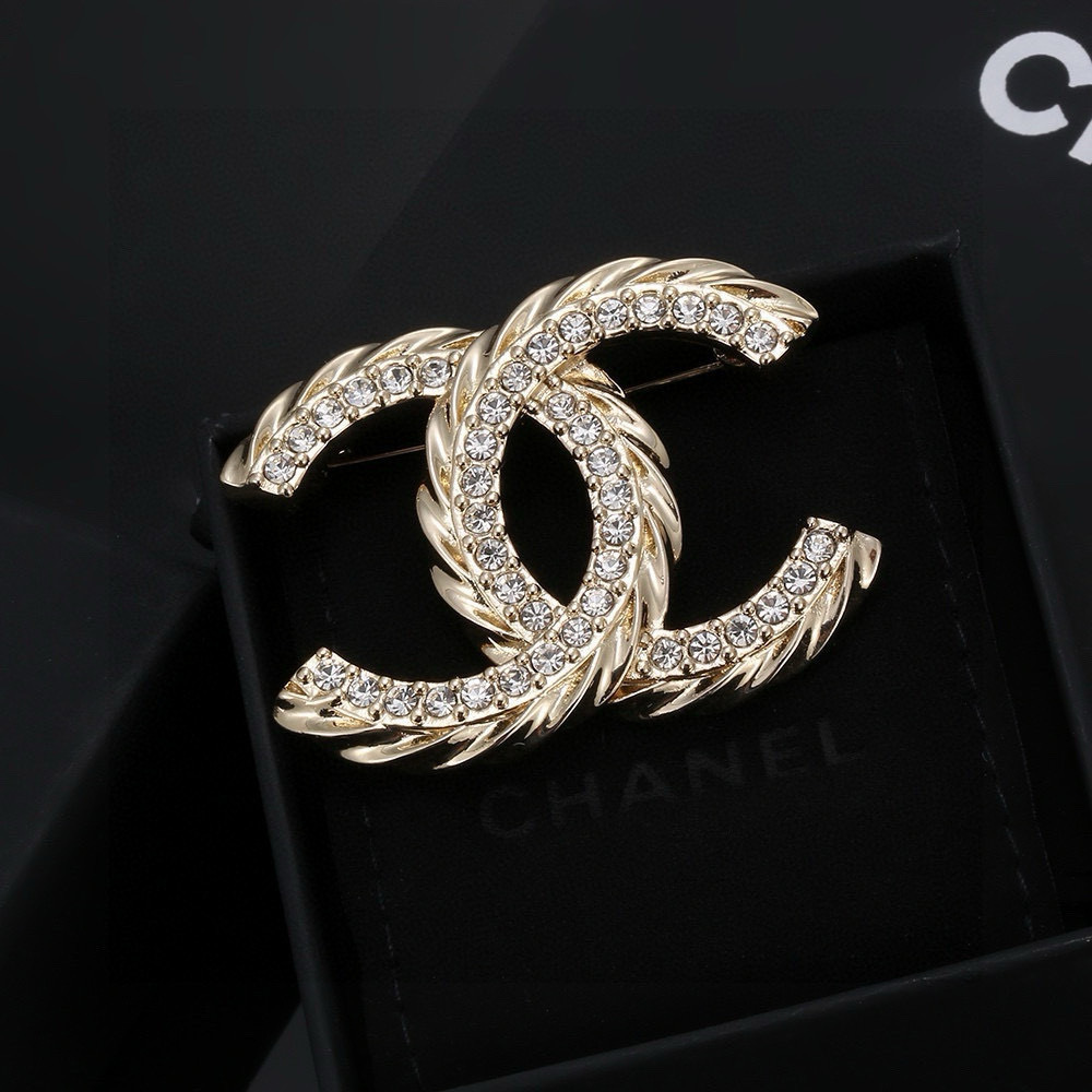 Luxury Gold Twisted CC Brooch with Sparkling Crystals