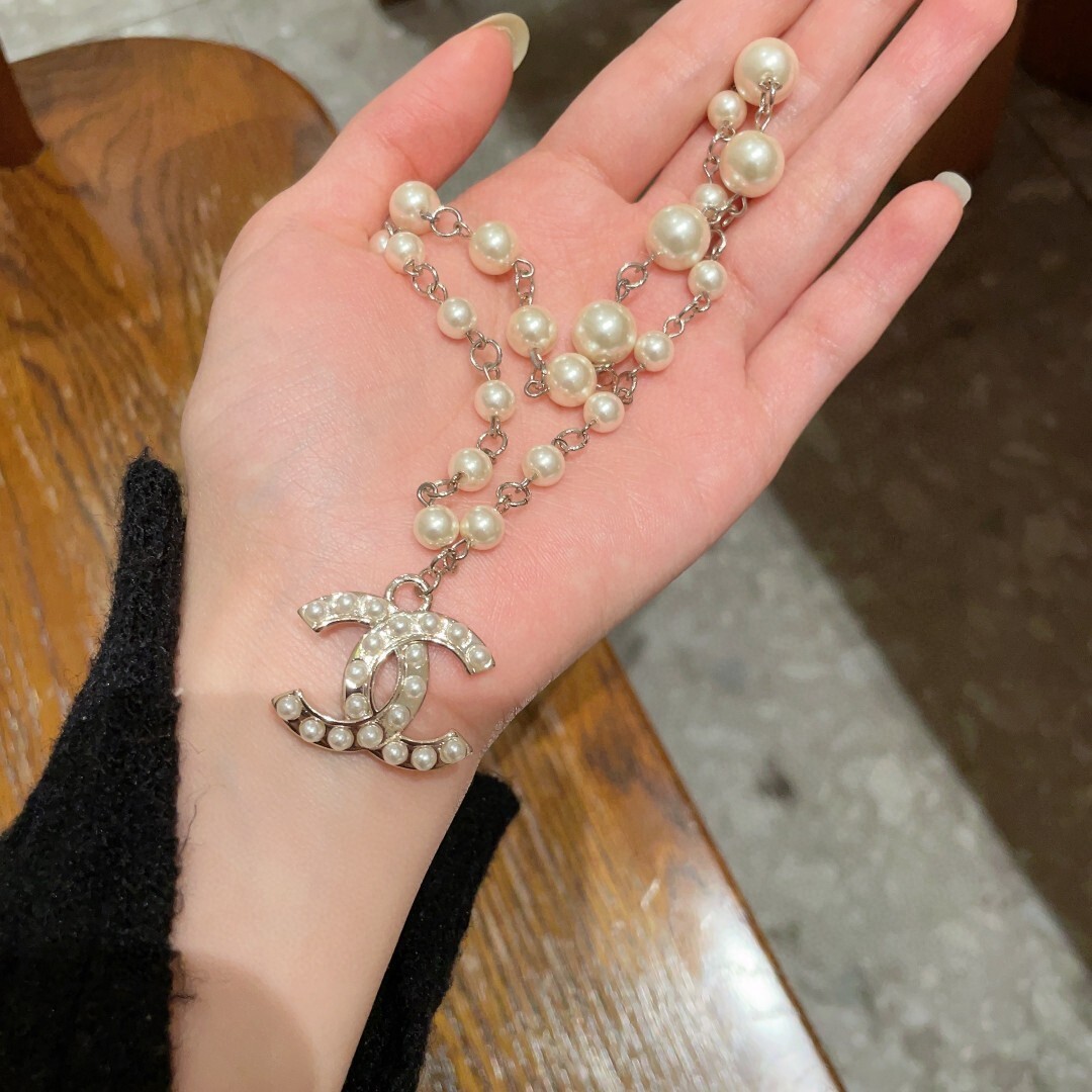 Elegant Double Layer Pearl Necklace with Iconic CC Logo Pendant