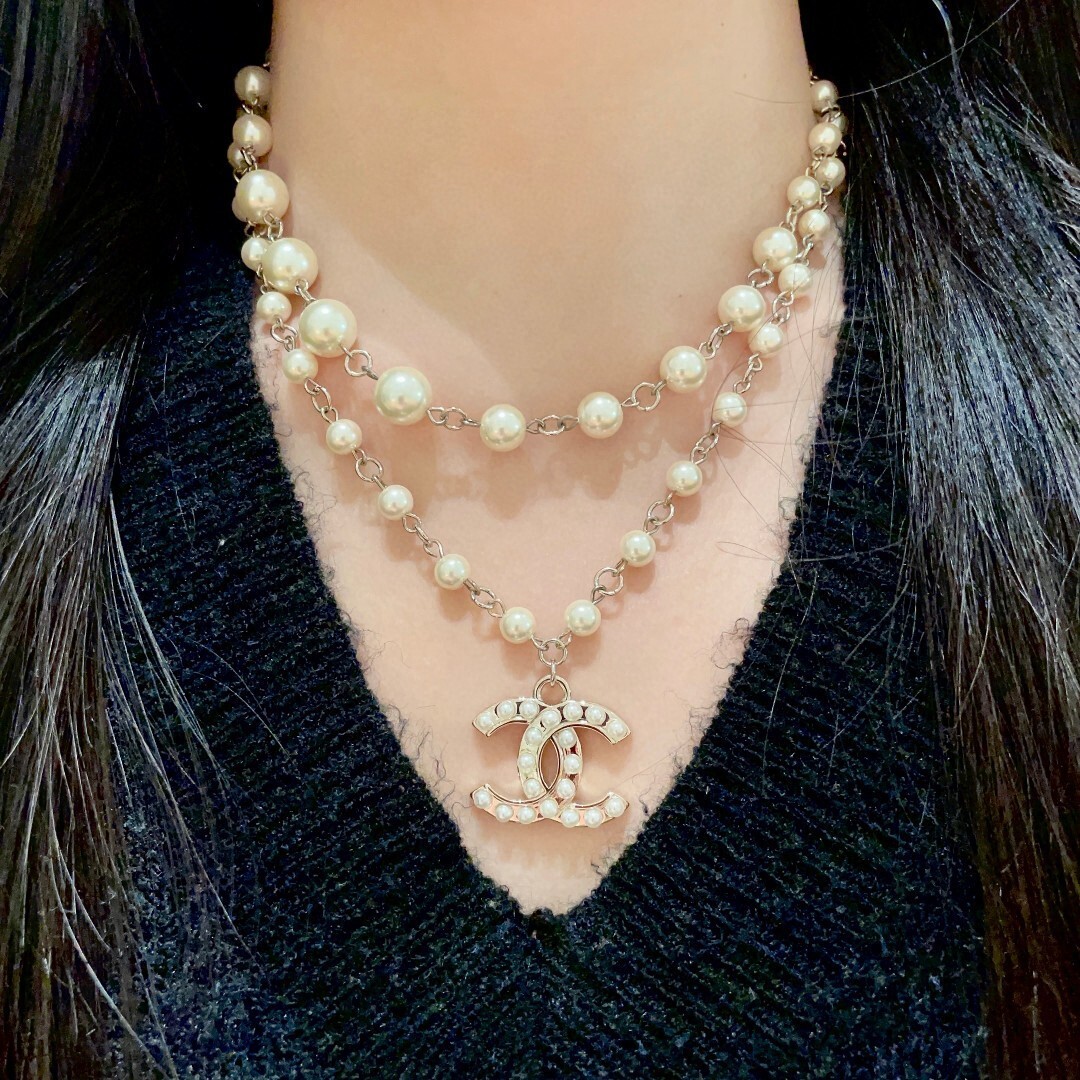 Elegant Double Layer Pearl Necklace with Iconic CC Logo Pendant