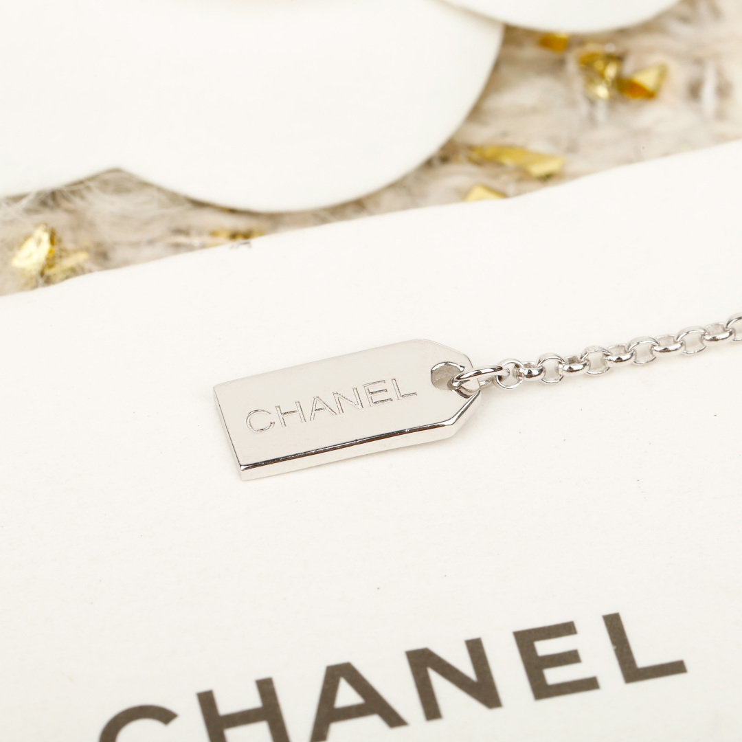 Elegant Chanel No. 5 Crystal Pendant Necklace - 3 Colors