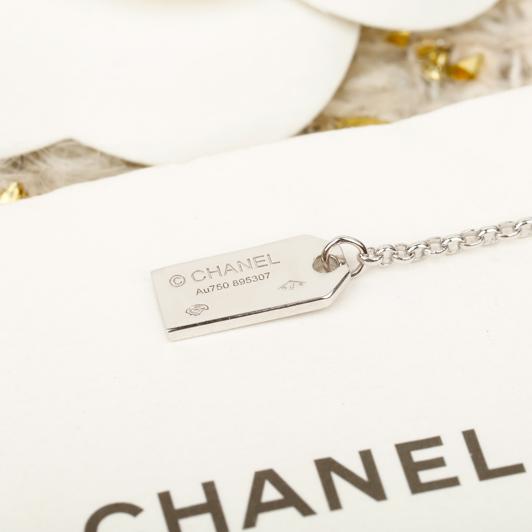 Elegant Chanel No. 5 Crystal Pendant Necklace - 3 Colors