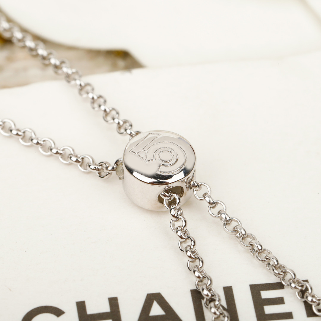 Elegant Chanel No. 5 Crystal Pendant Necklace - 3 Colors