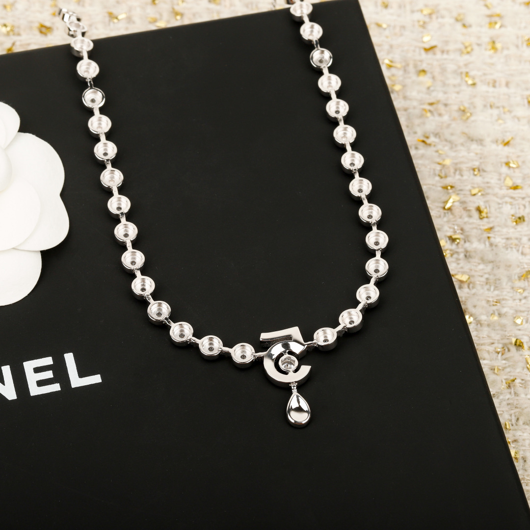 Elegant Chanel No. 5 Crystal Pendant Necklace - 3 Colors