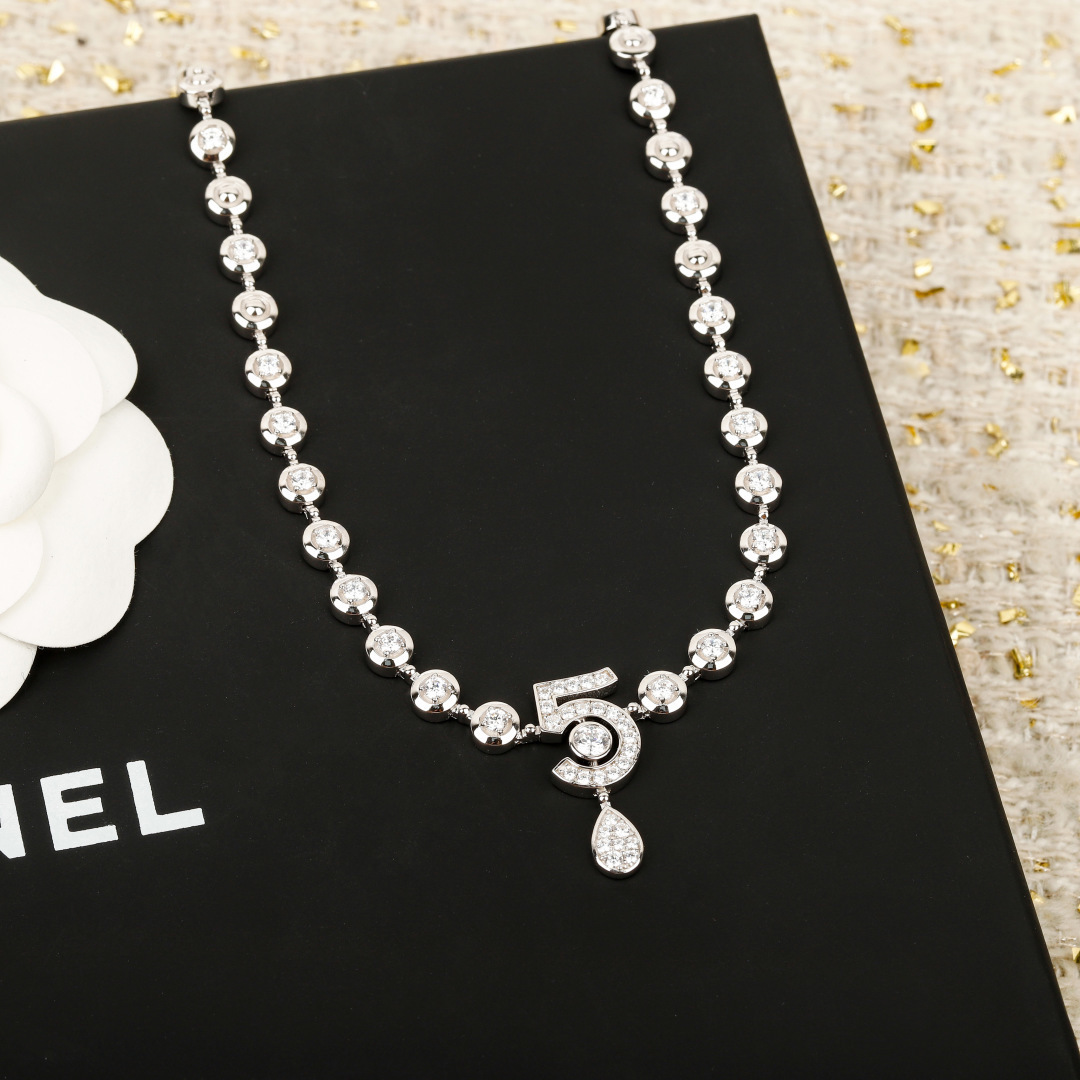 Elegant Chanel No. 5 Crystal Pendant Necklace - 3 Colors