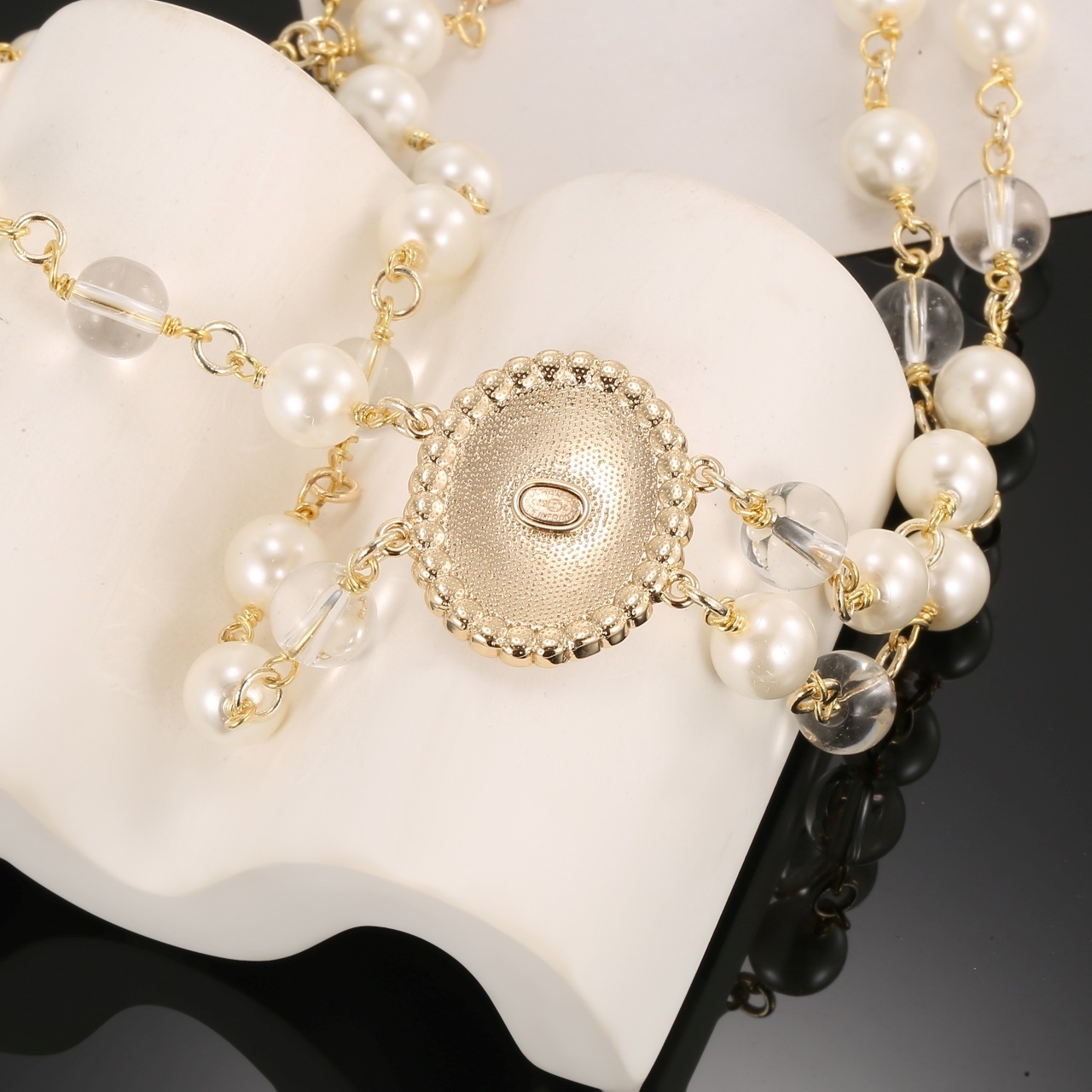 Luxury Pearl Choker Necklace with Crystal Double C Logo Medallion