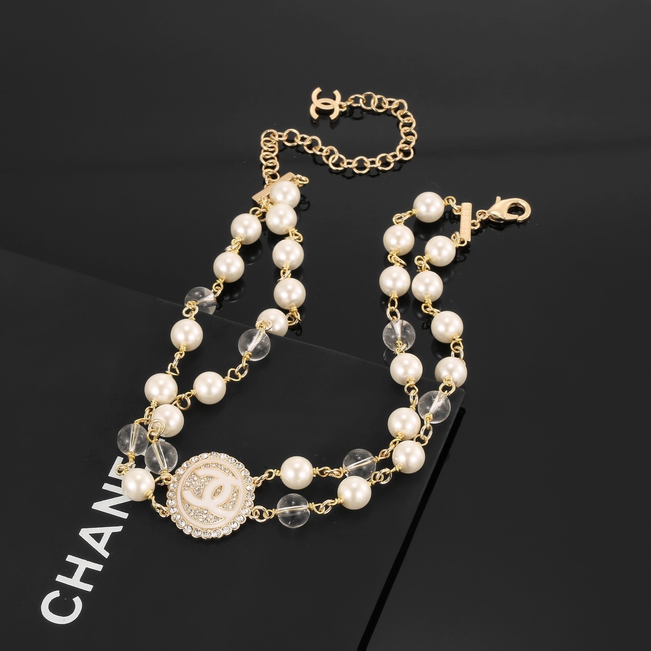Luxury Pearl Choker Necklace with Crystal Double C Logo Medallion