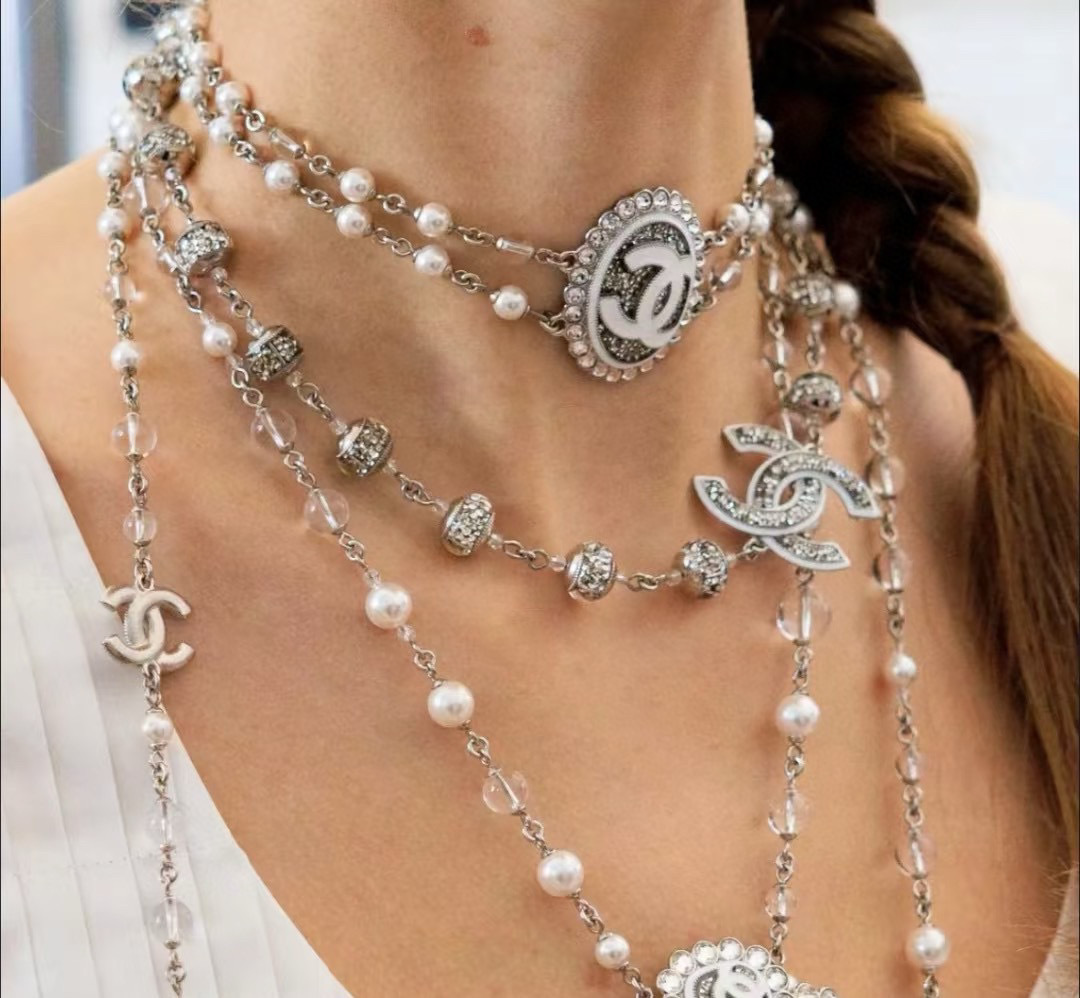 Luxury Pearl Choker Necklace with Crystal Double C Logo Medallion