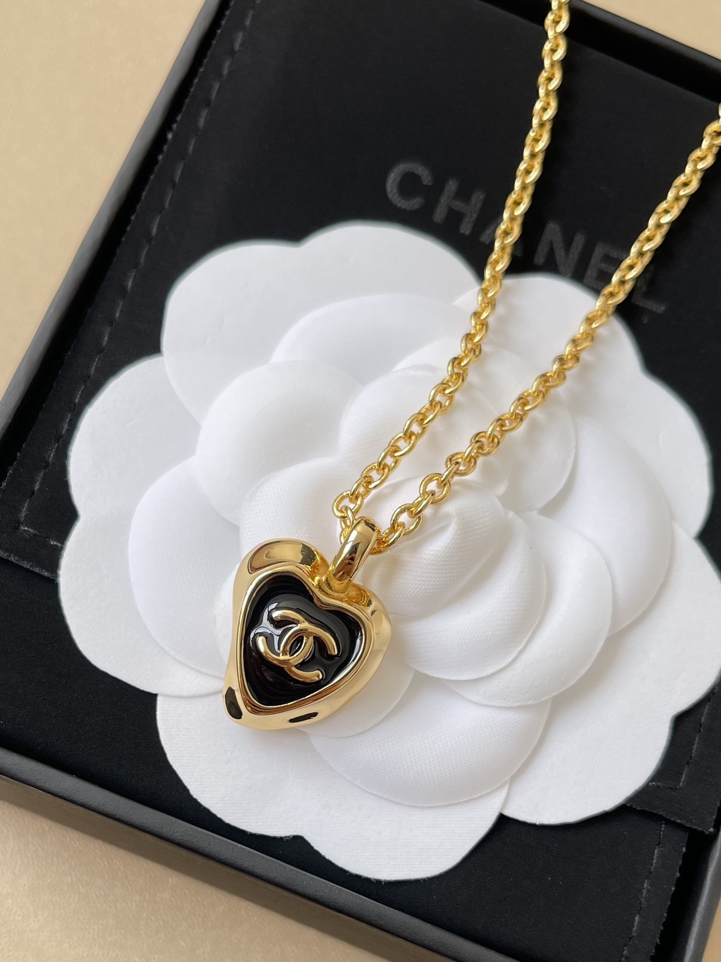 Luxury Gold Heart CC Logo Necklace and Earrings Jewelry Set