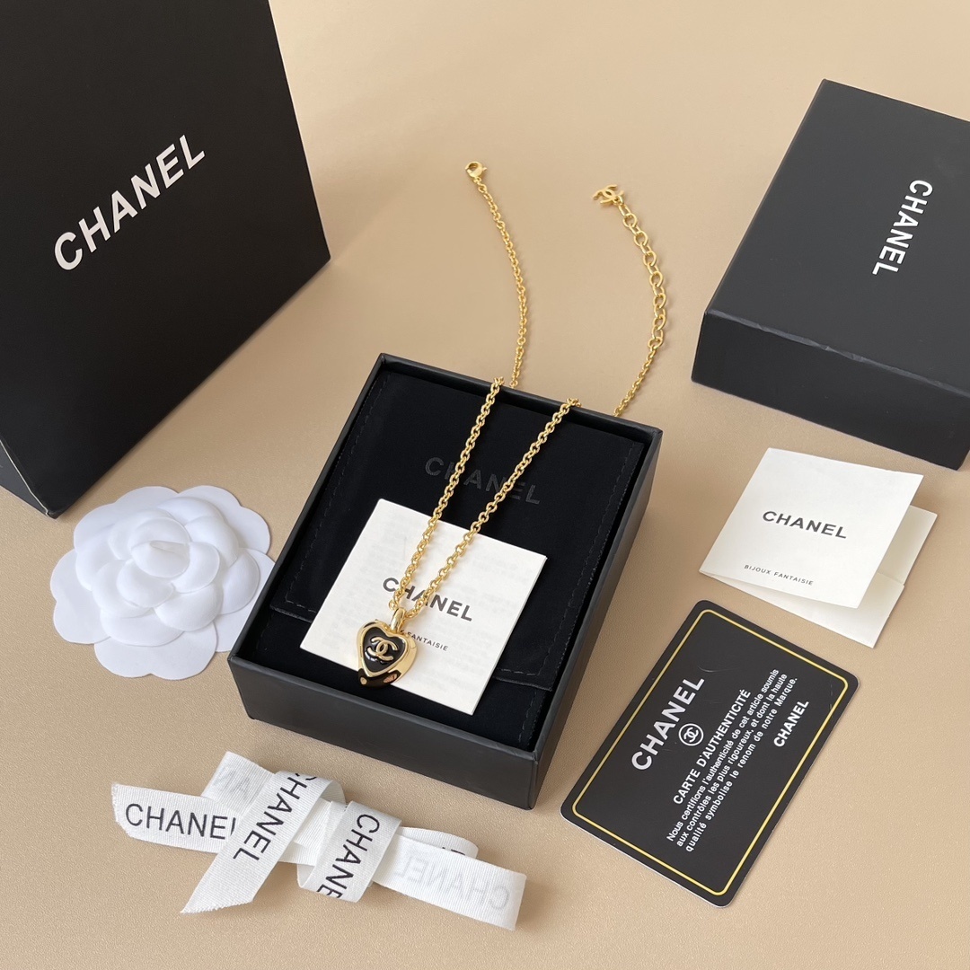 Luxury Gold Heart CC Logo Necklace and Earrings Jewelry Set