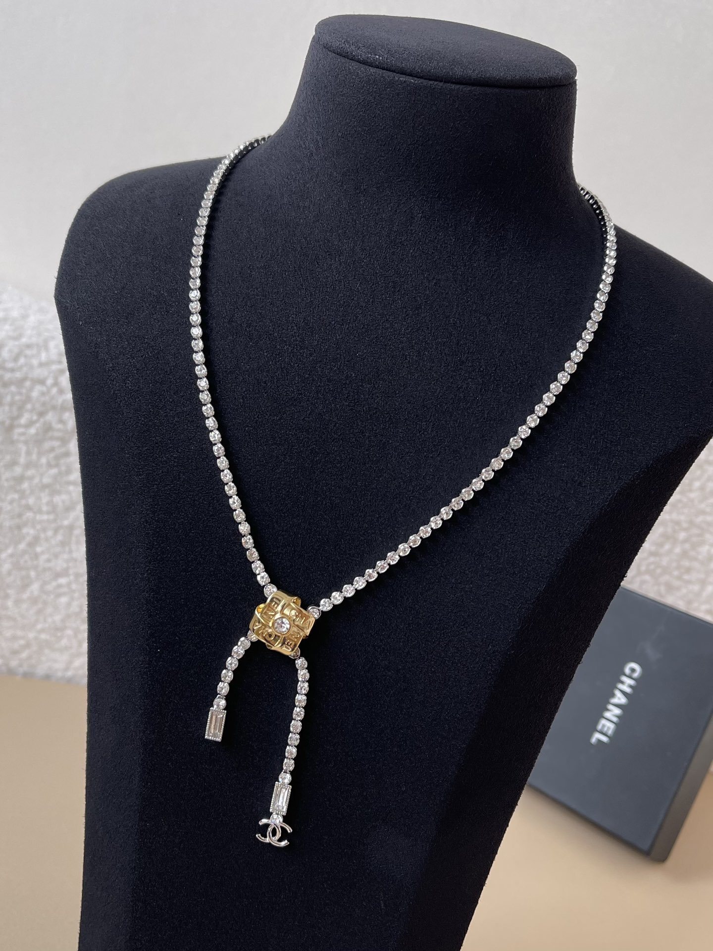 Elegant Chanel CC Logo Tennis Necklace with Gold-Tone Accents