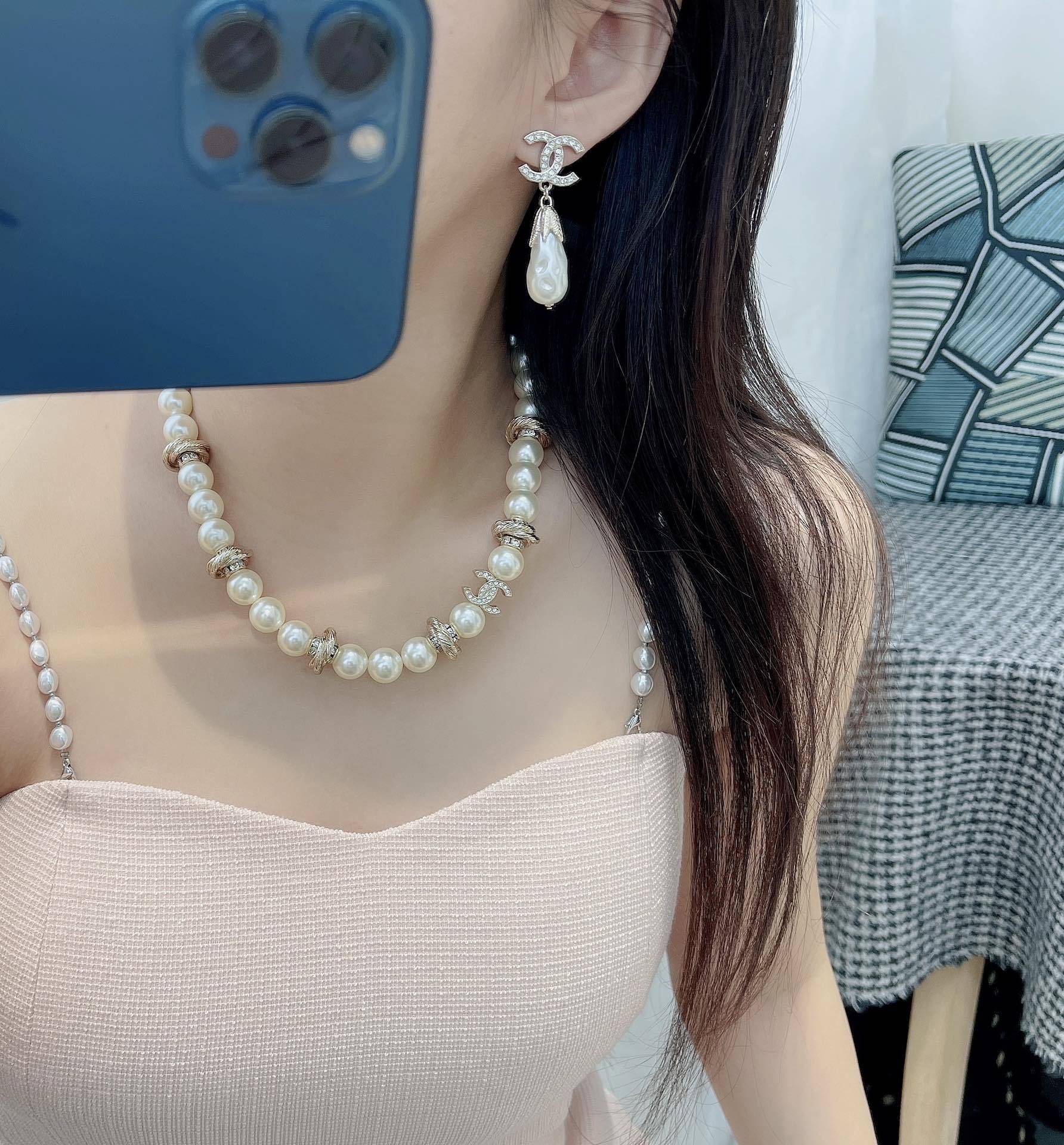 Elegant Pearl Choker Necklace with Crystal CC Logo Charm