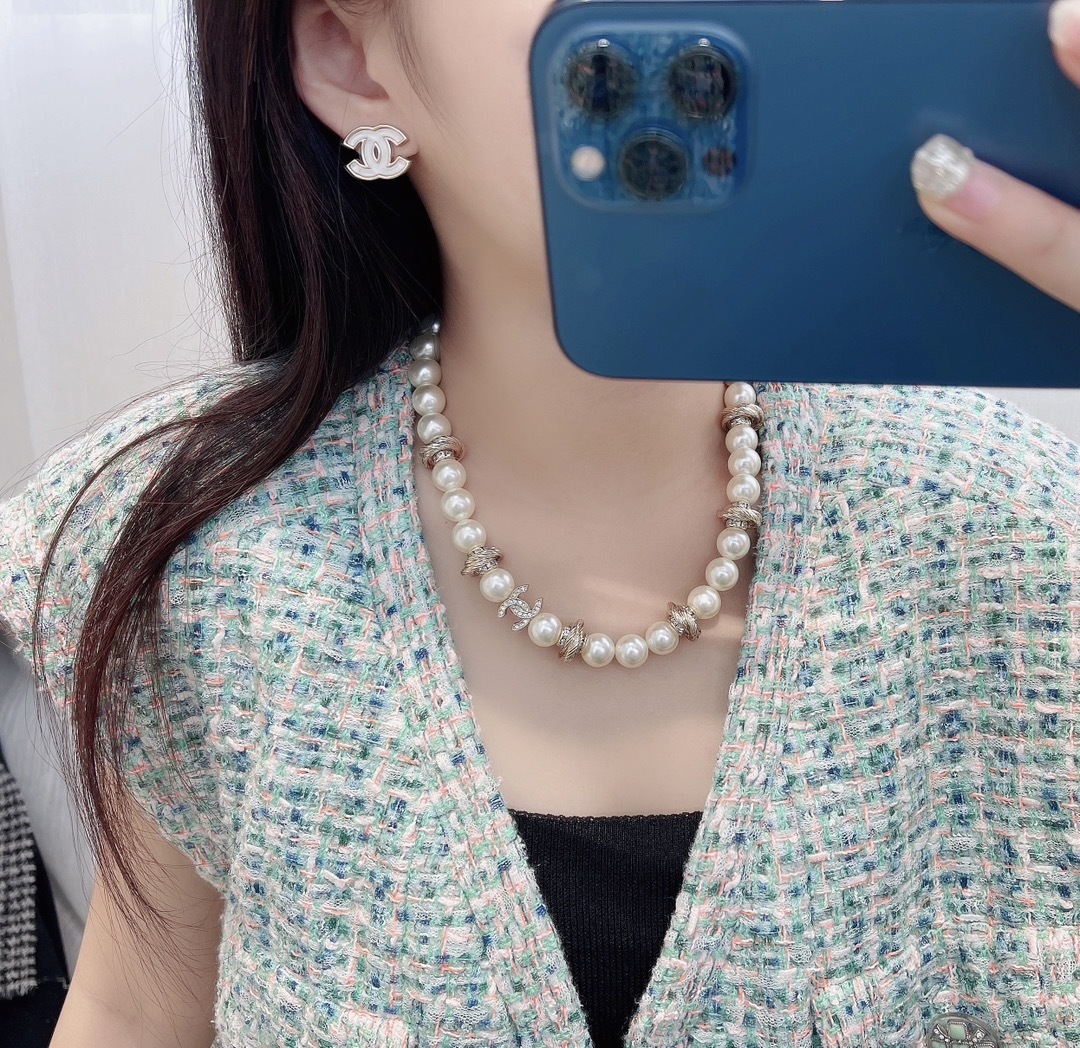 Elegant Pearl Choker Necklace with Crystal CC Logo Charm