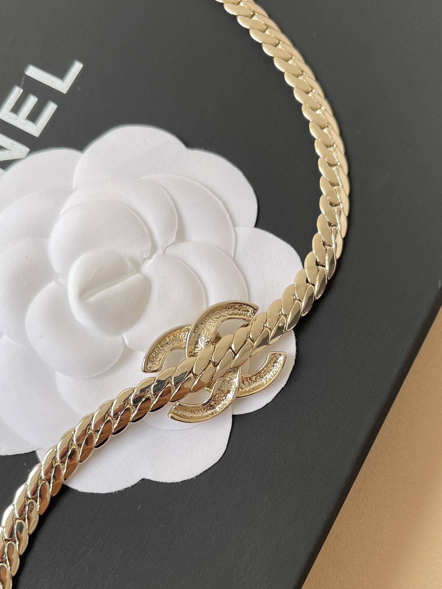 Luxury Gold CC Logo Curb Chain Necklace with White Camellia Charm