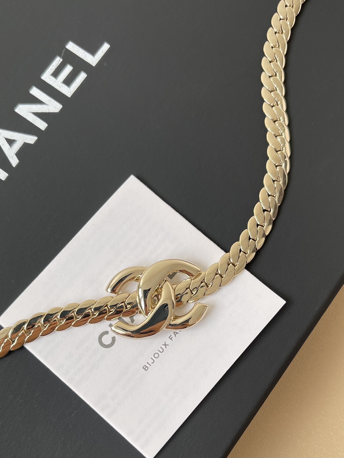 Luxury Gold CC Logo Curb Chain Necklace with White Camellia Charm