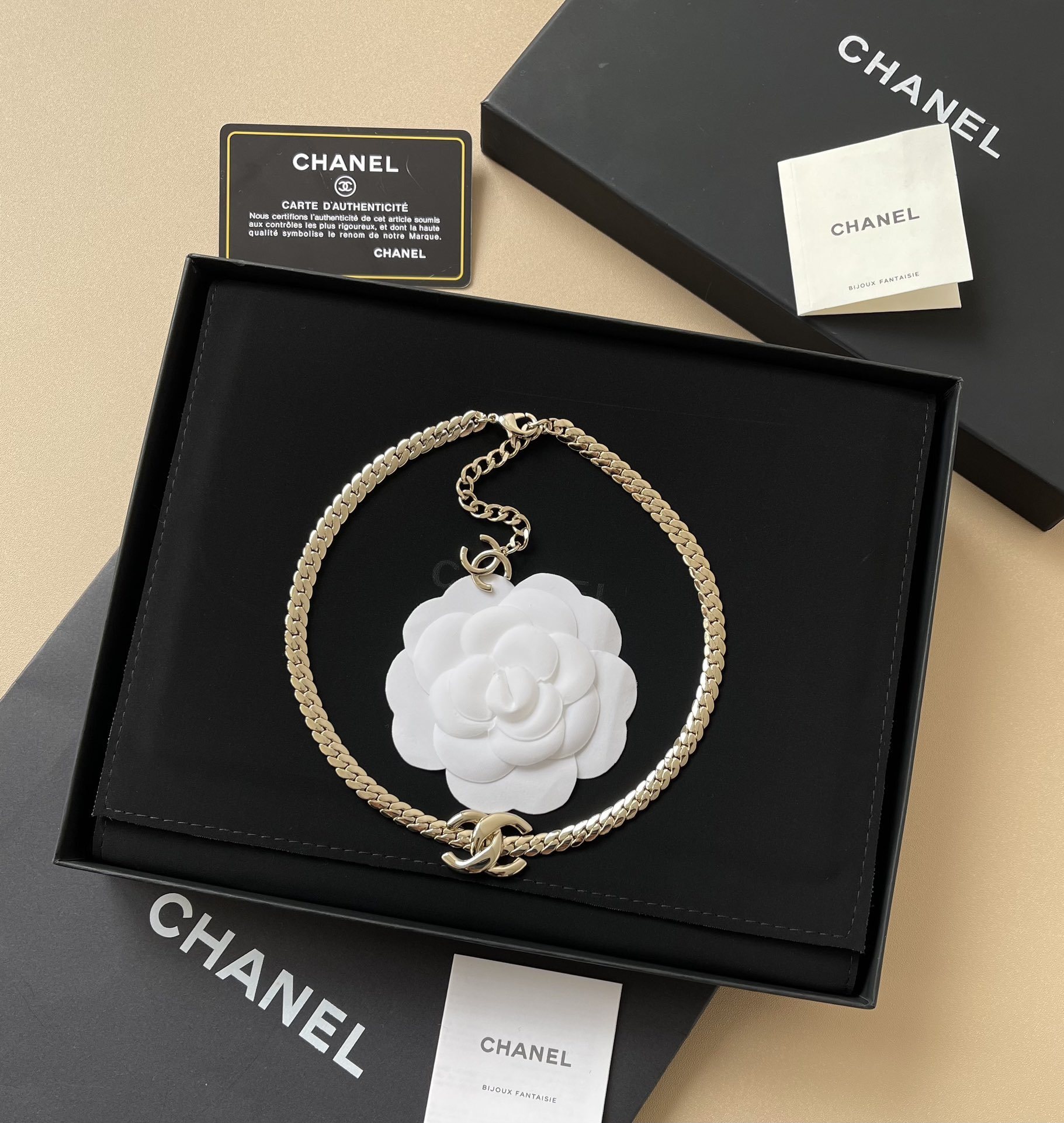 Luxury Gold CC Logo Curb Chain Necklace with White Camellia Charm