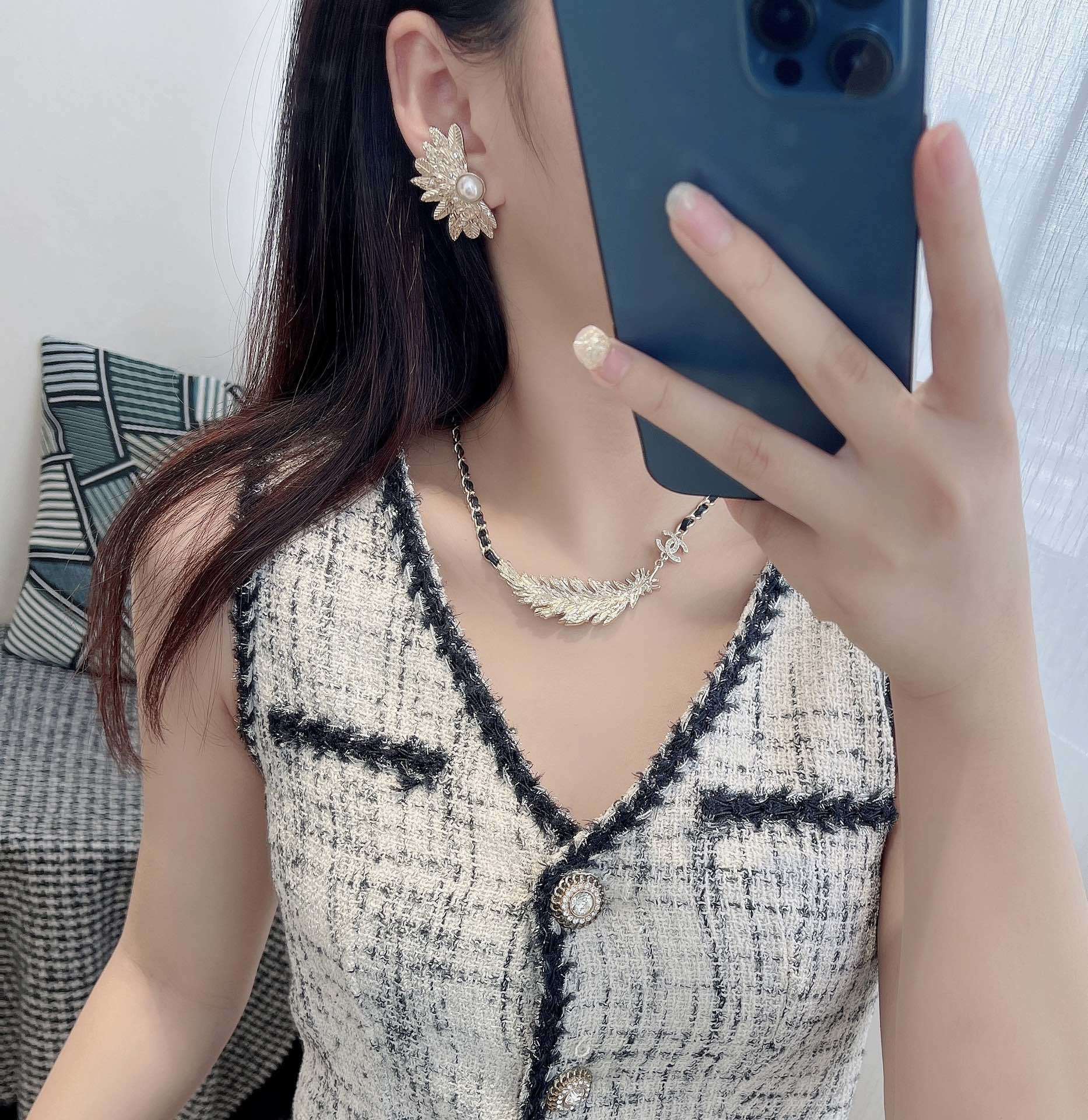 Luxury Gold Feather CC Logo Necklace with Interwoven Leather