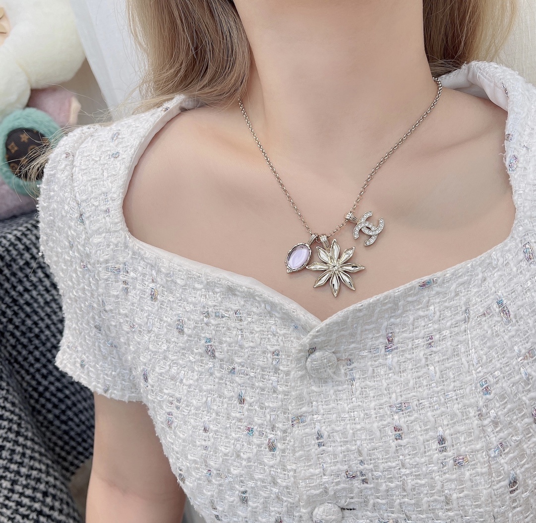 Chanel 2024/25 Metiers d'Art Long Pendant Necklace - Gold & Pink