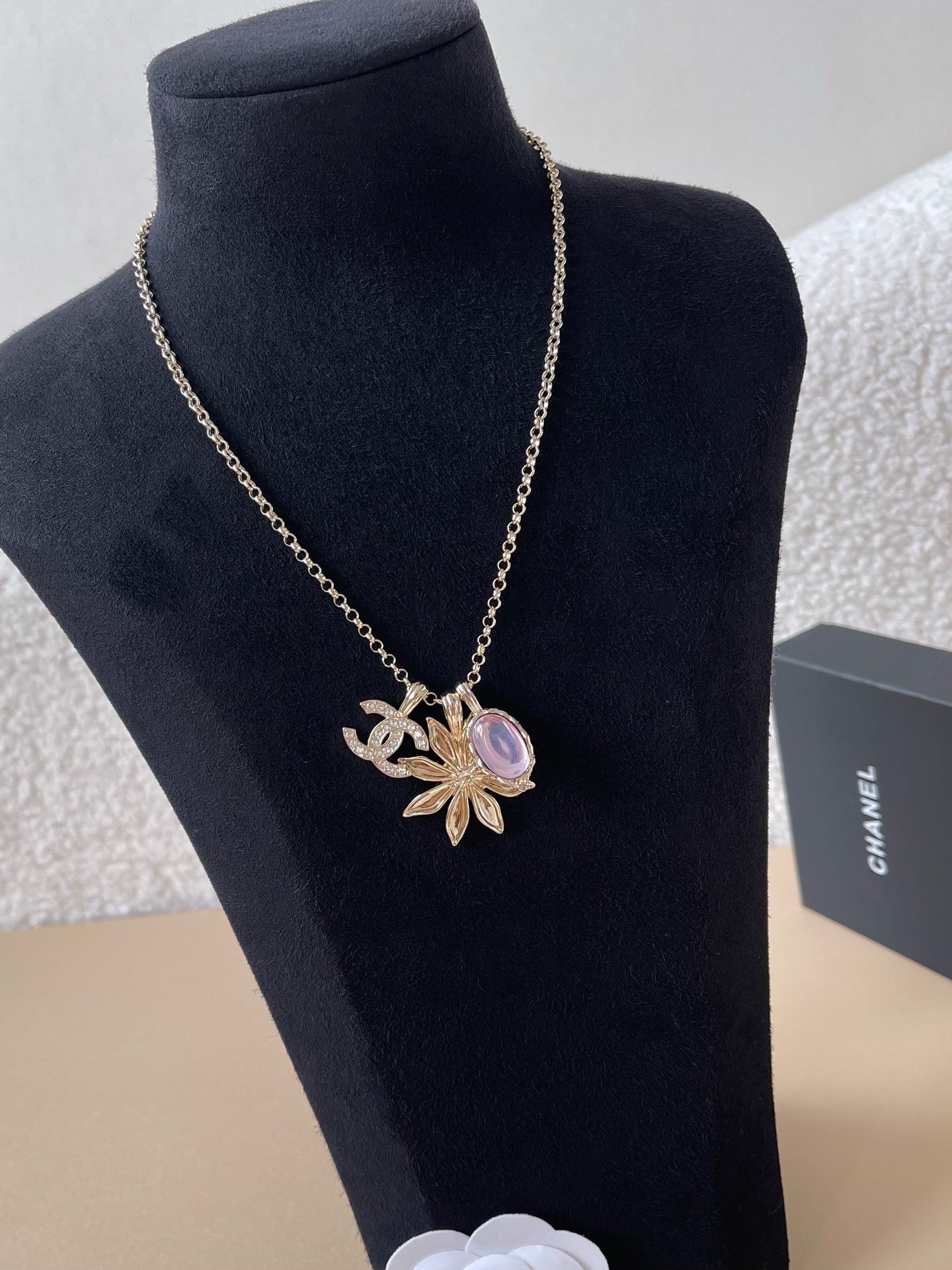 Chanel 2024/25 Metiers d'Art Long Pendant Necklace - Gold & Pink