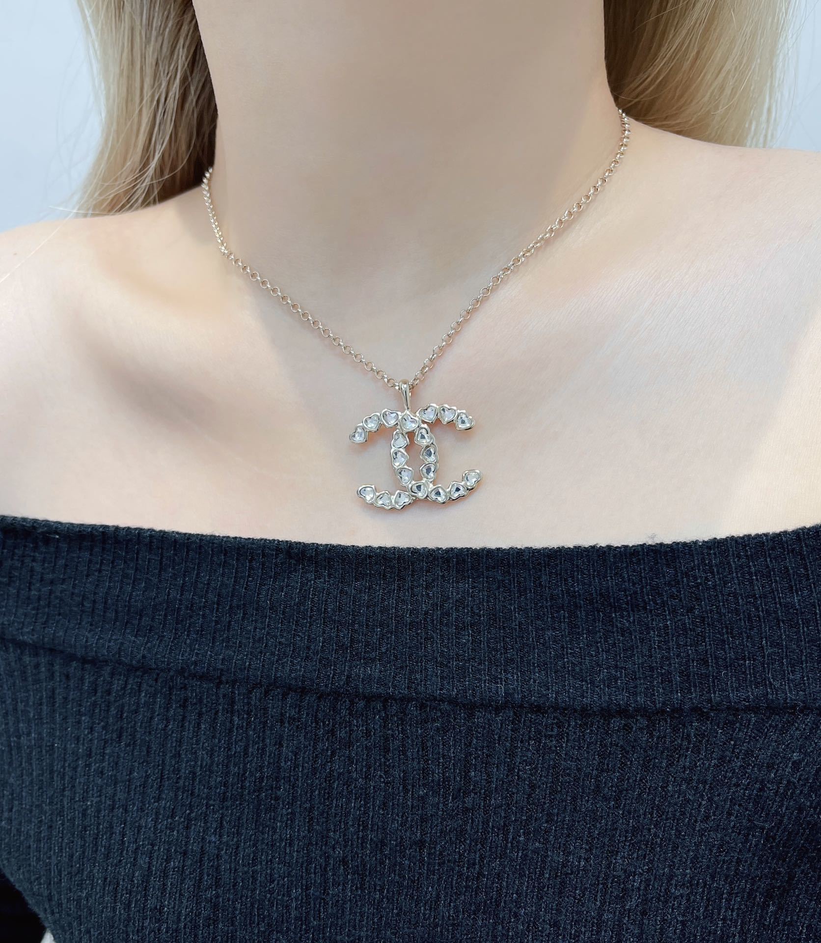 Luxury Gold CC Logo Necklace with Heart-Shaped Crystals