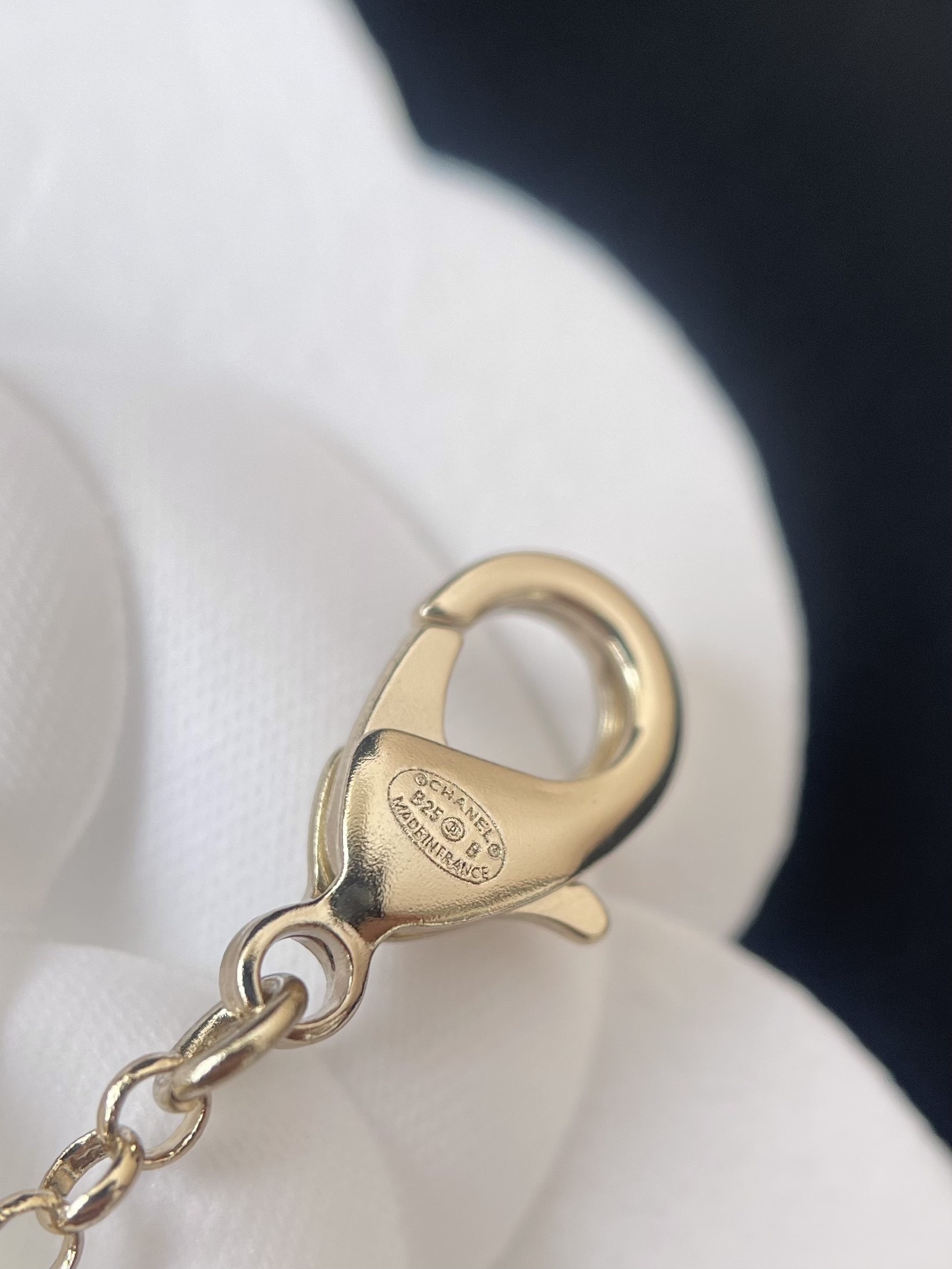 Luxury Gold CC Logo Necklace with Heart-Shaped Crystals